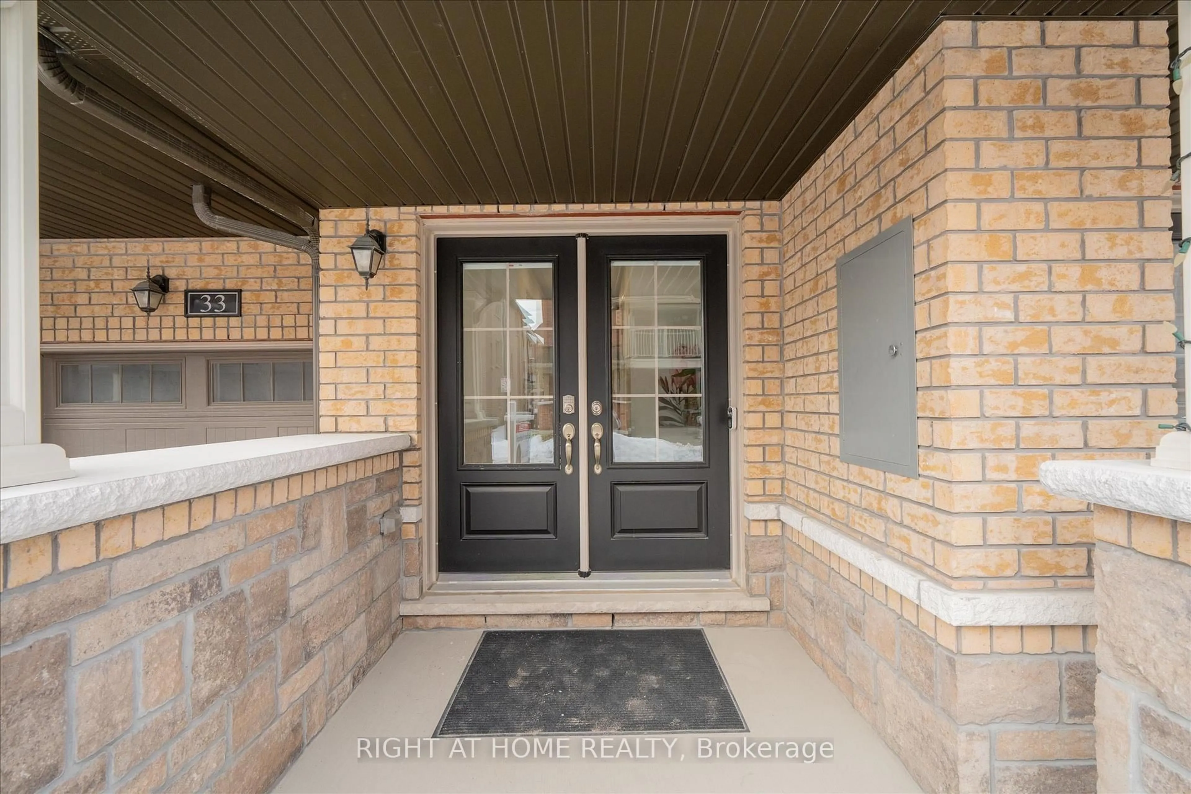 Indoor entryway for 33 Amulet Way, Whitby Ontario L1R 0R5