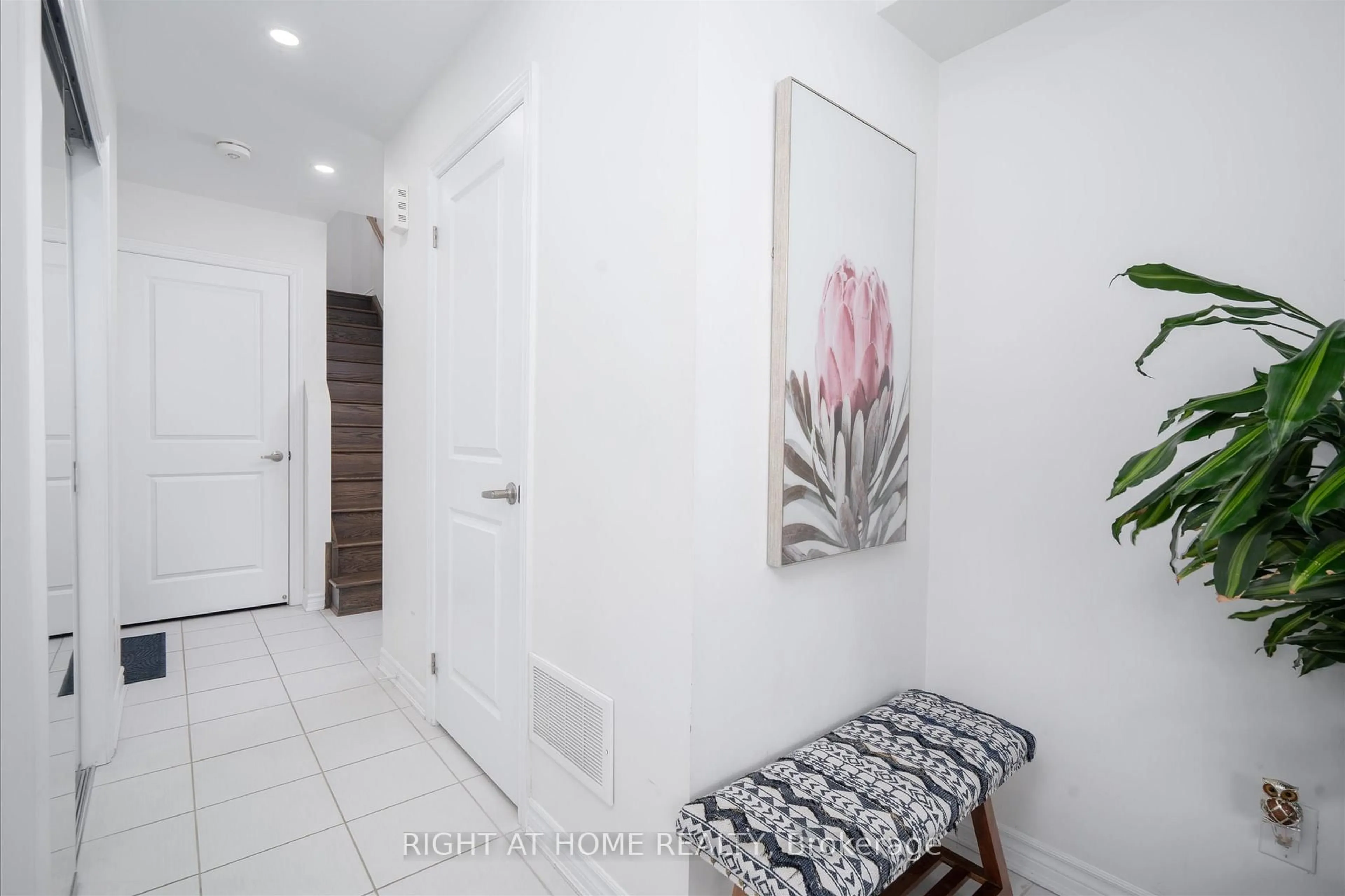 Indoor entryway for 33 Amulet Way, Whitby Ontario L1R 0R5