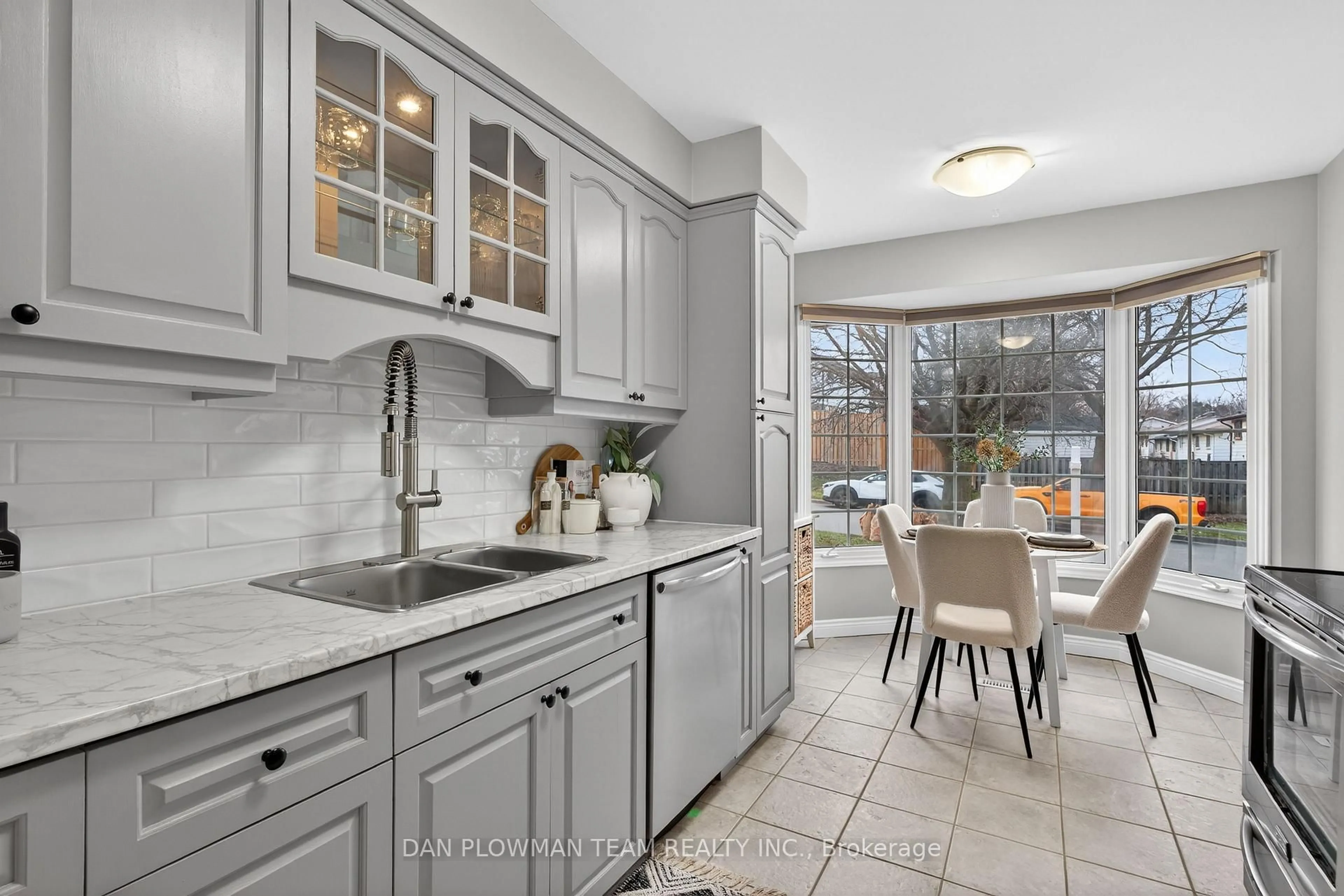 Open concept kitchen, ceramic/tile floor for 502 Sedan Cres, Oshawa Ontario L1H 3G5