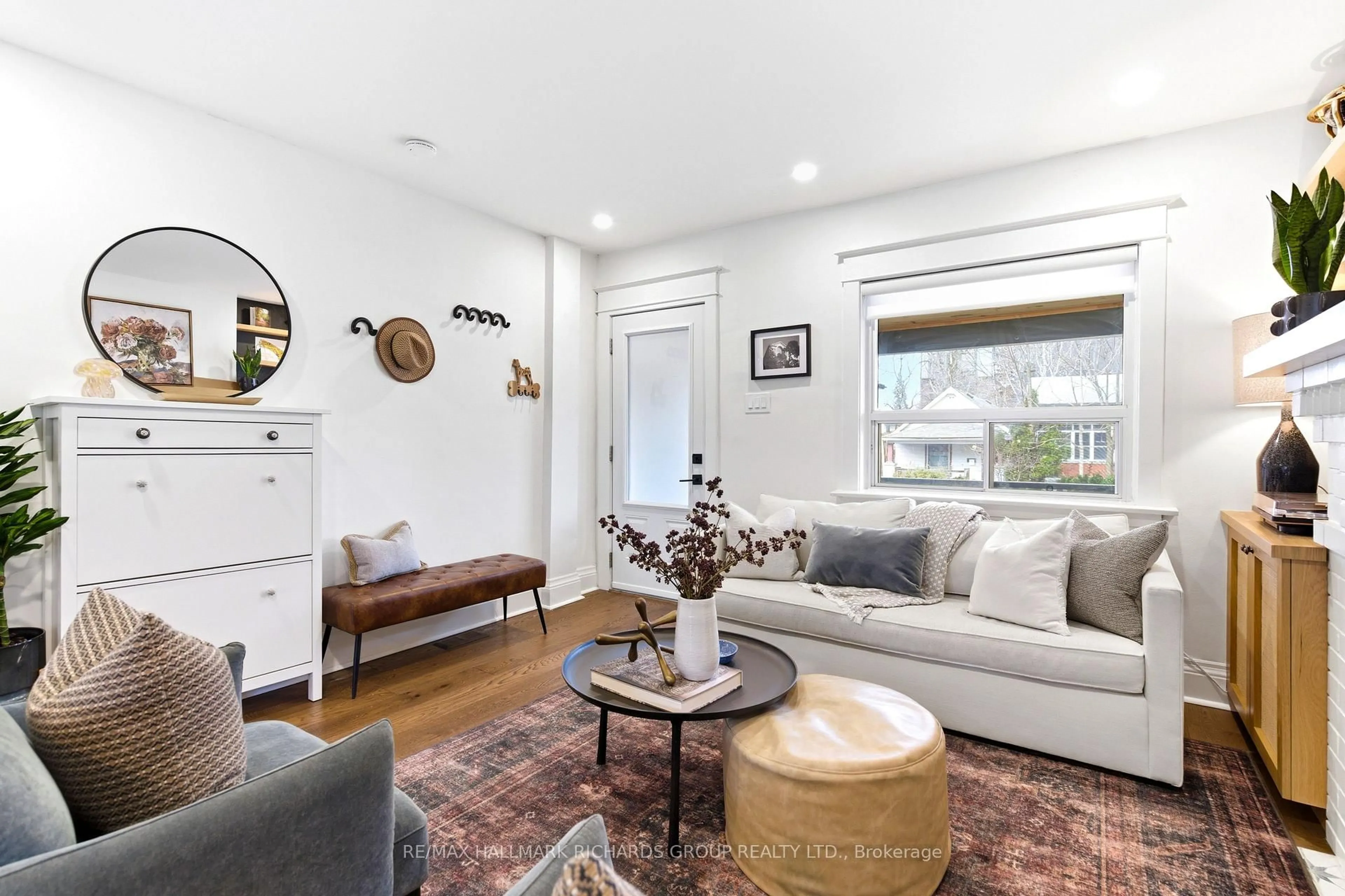 Living room with furniture, unknown for 45 Devon Rd, Toronto Ontario M4E 2J7