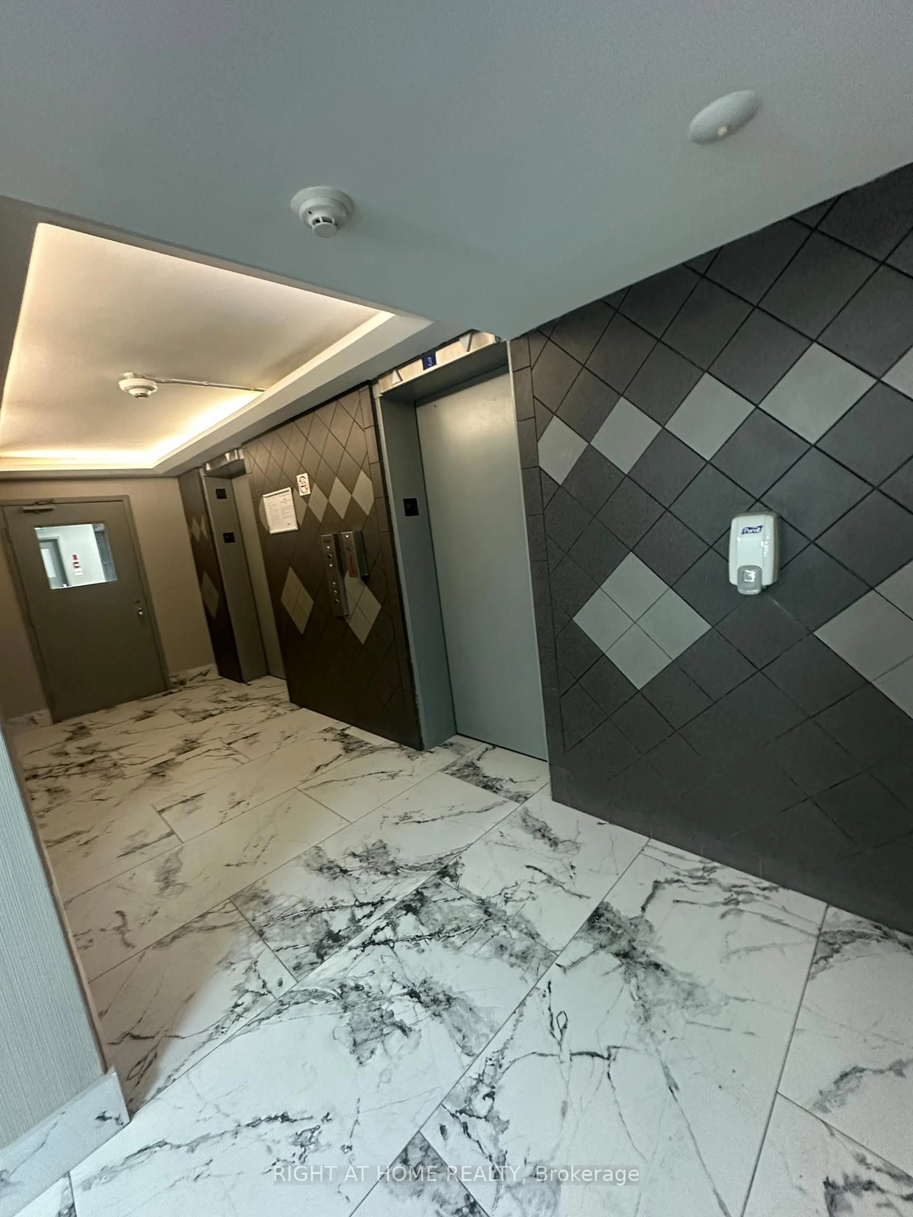 Indoor foyer for 15 Sewells Rd #1005, Toronto Ontario M1B 3J7