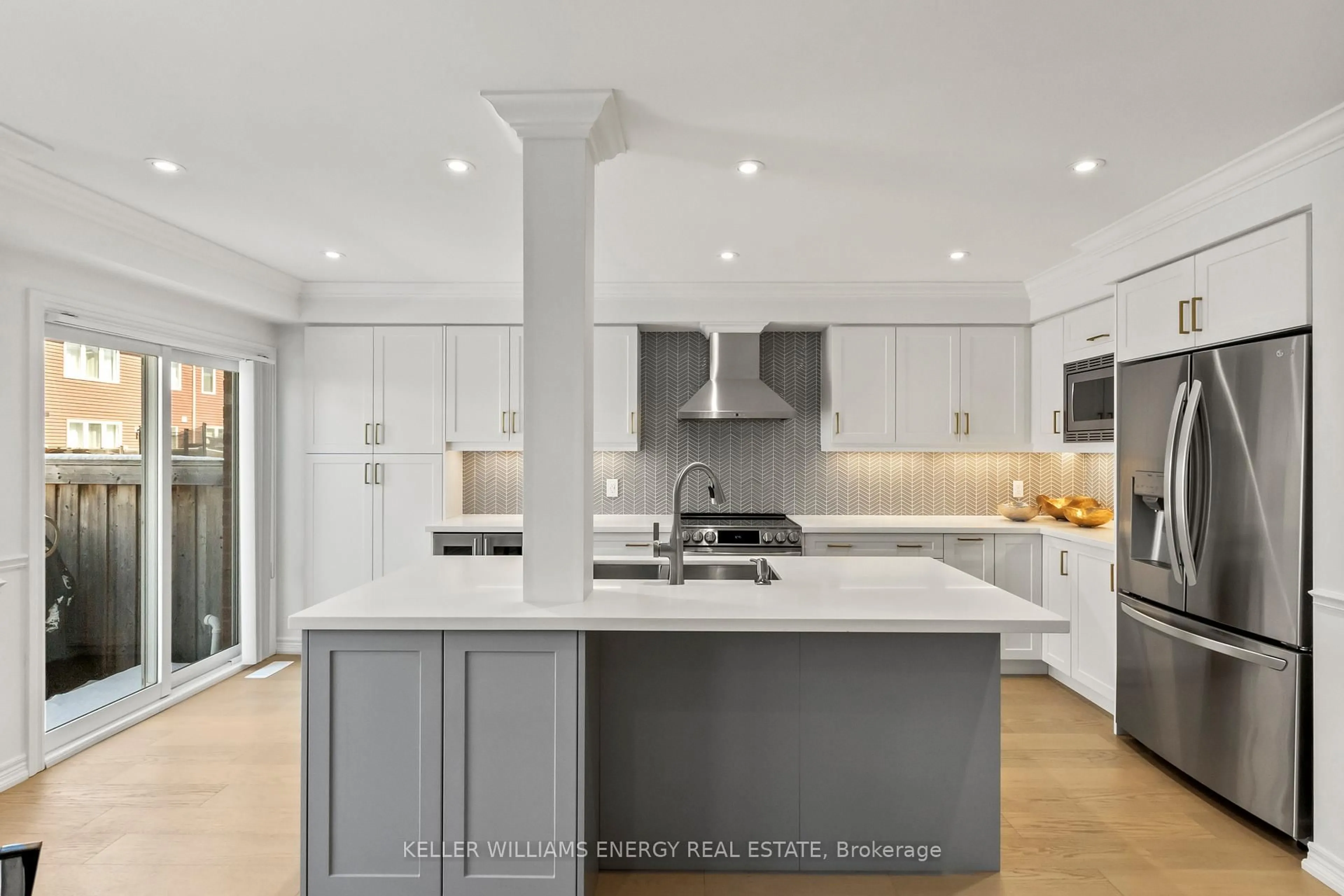 Open concept kitchen, ceramic/tile floor for 33 Tabaret Cres, Oshawa Ontario L1L 0G5