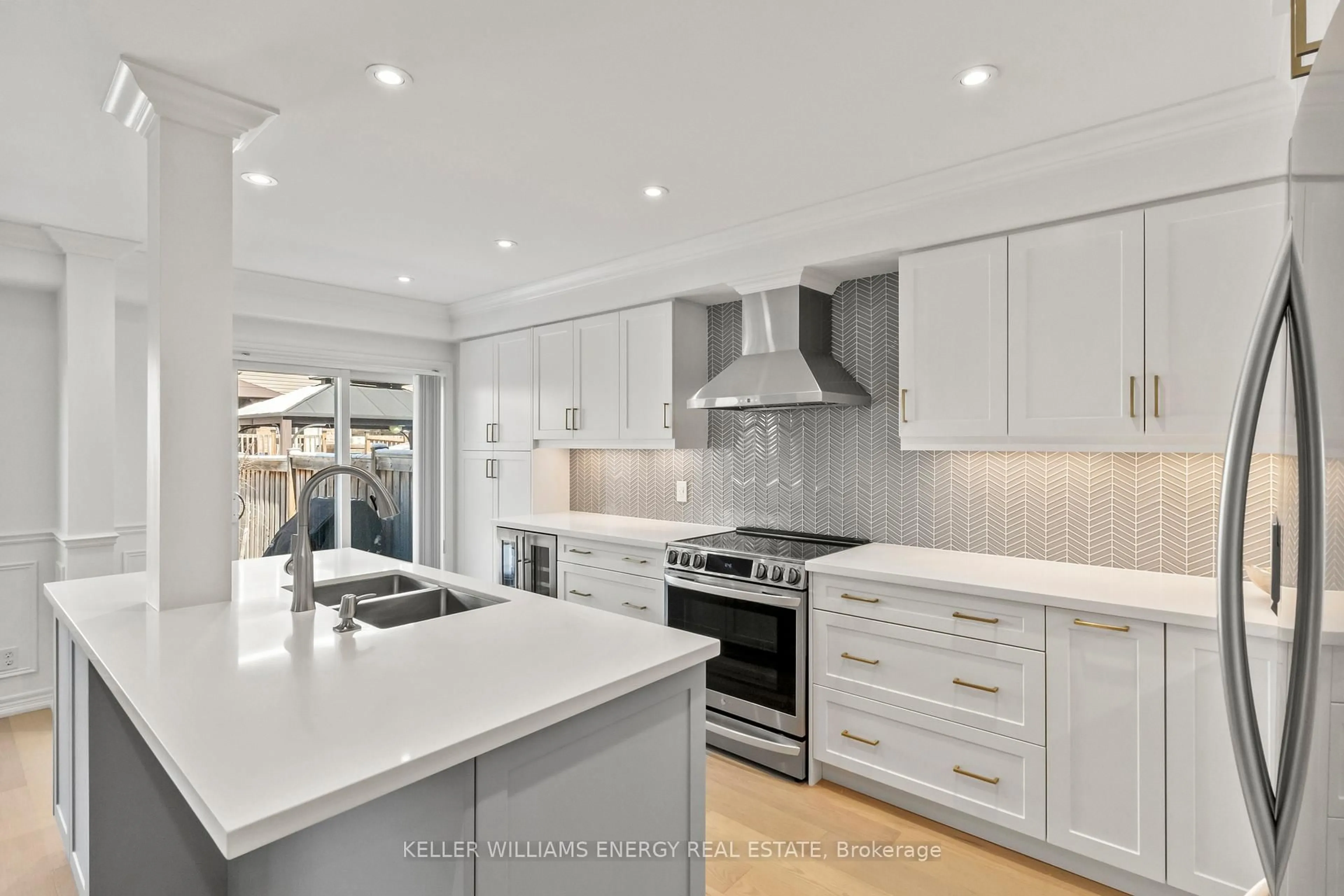 Contemporary kitchen, ceramic/tile floor for 33 Tabaret Cres, Oshawa Ontario L1L 0G5