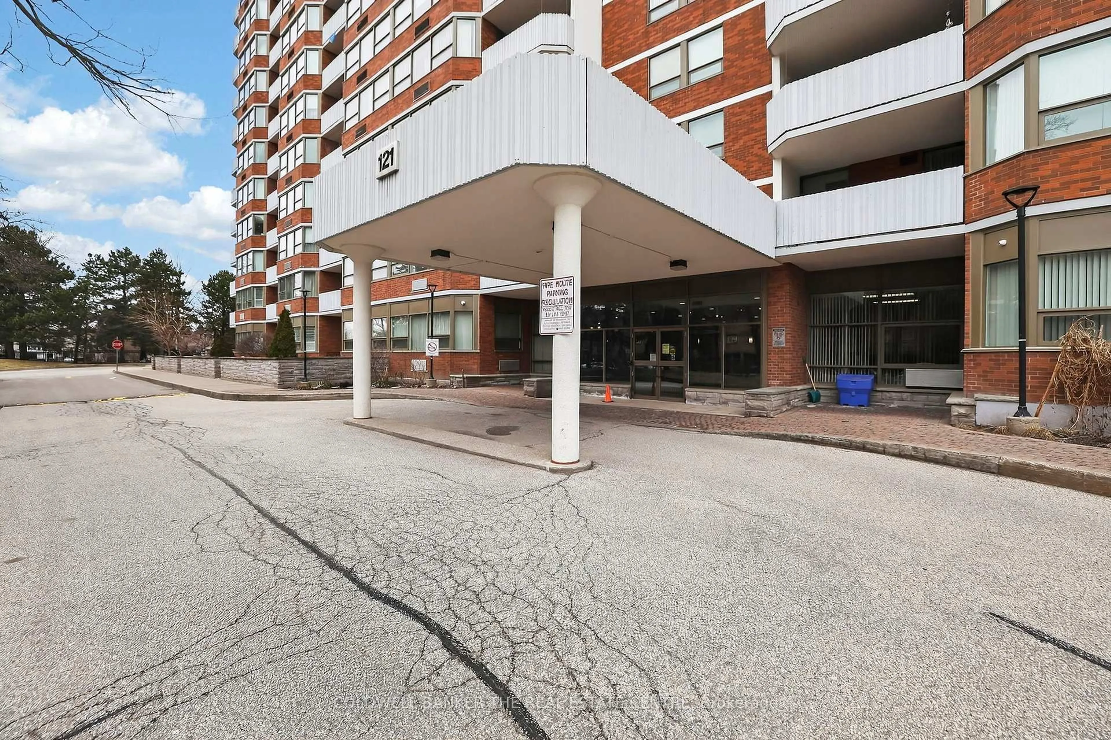Patio, street for 121 Ling Rd #1211, Toronto Ontario M1E 4Y2