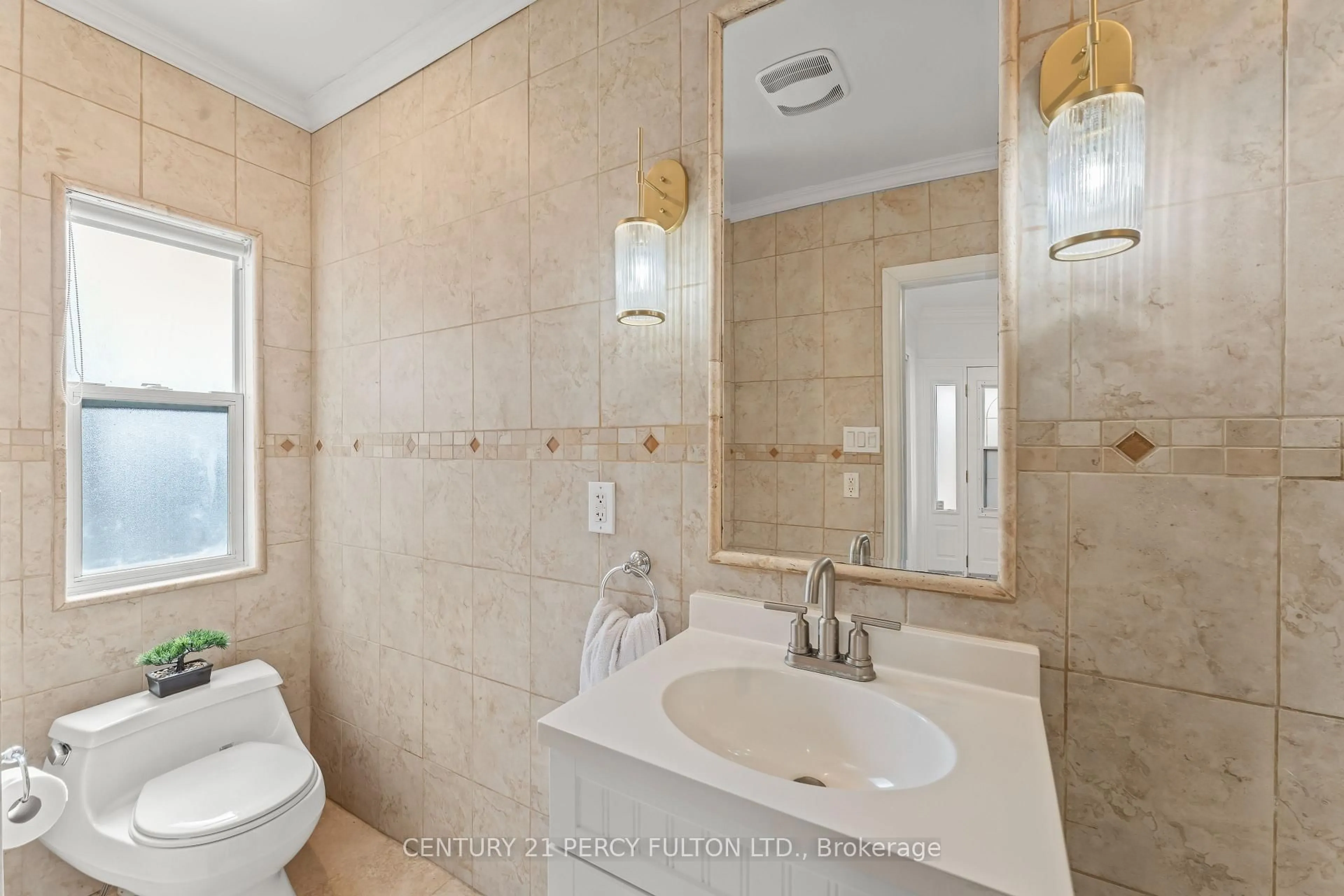 Standard bathroom, ceramic/tile floor for 127 Cedar Crest Beach Rd, Clarington Ontario L1C 3K3