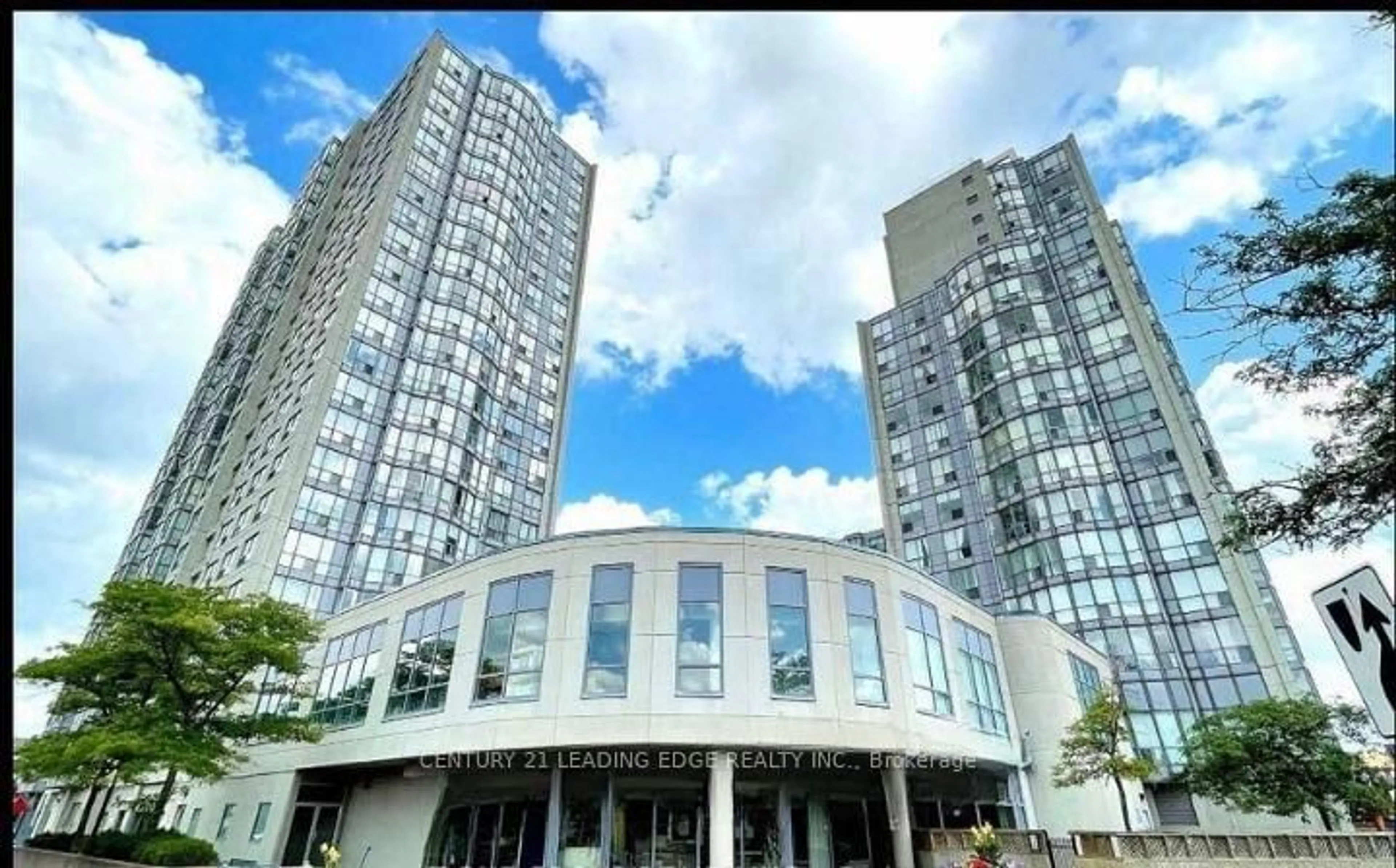 Indoor foyer for 2550 Lawrence Ave #516, Toronto Ontario M1P 4Z3