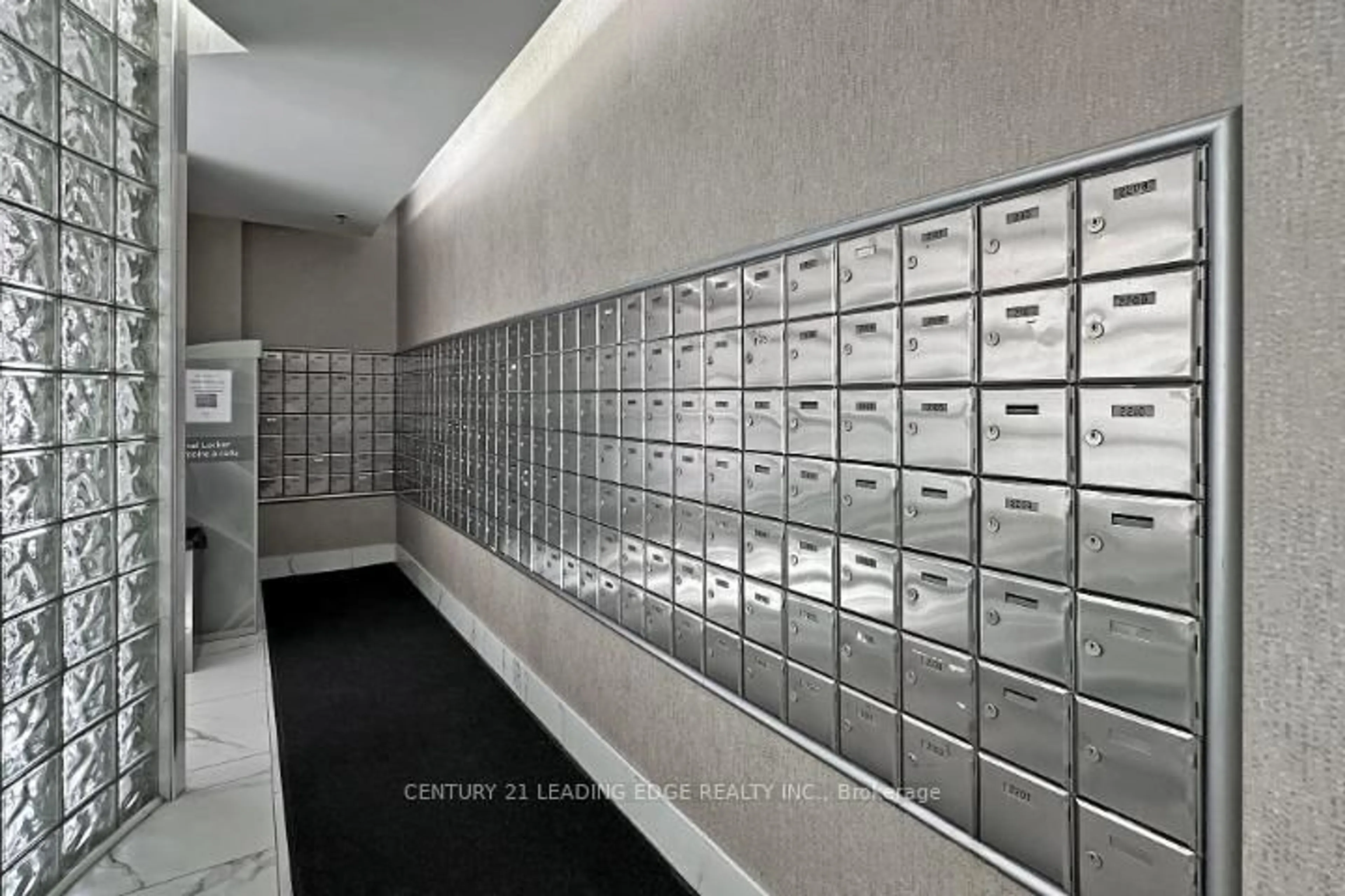 Indoor foyer for 2550 Lawrence Ave #516, Toronto Ontario M1P 4Z3