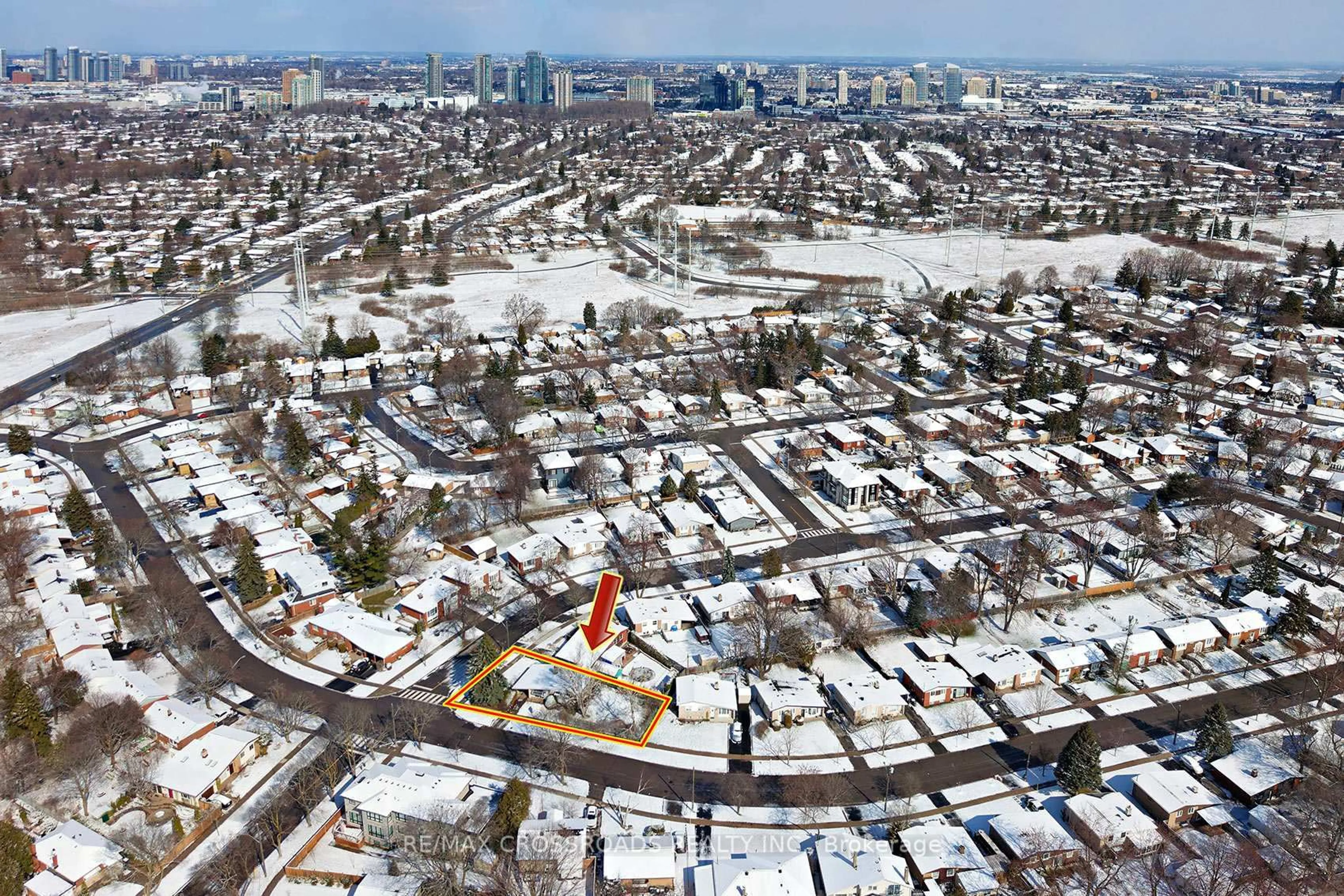 A pic from outside/outdoor area/front of a property/back of a property/a pic from drone, street for 42 Benleigh Dr, Toronto Ontario M1H 1J5