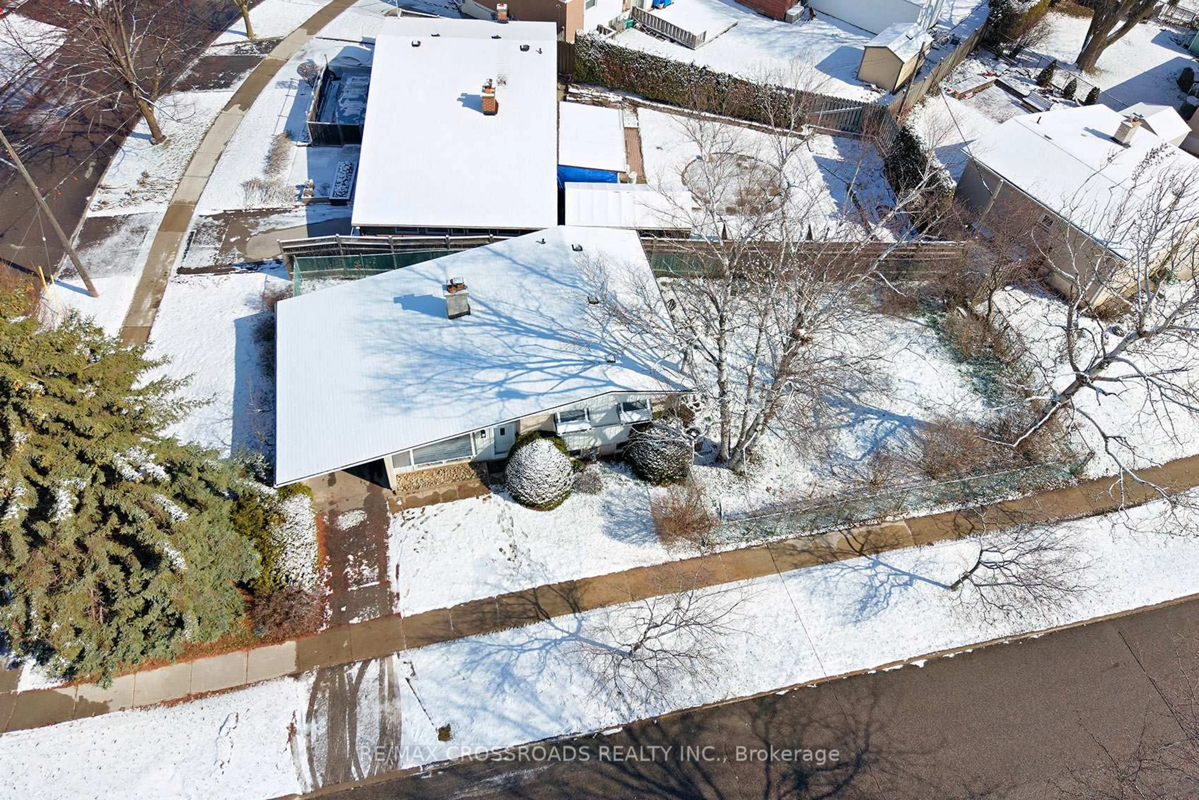 A pic from outside/outdoor area/front of a property/back of a property/a pic from drone, street for 42 Benleigh Dr, Toronto Ontario M1H 1J5