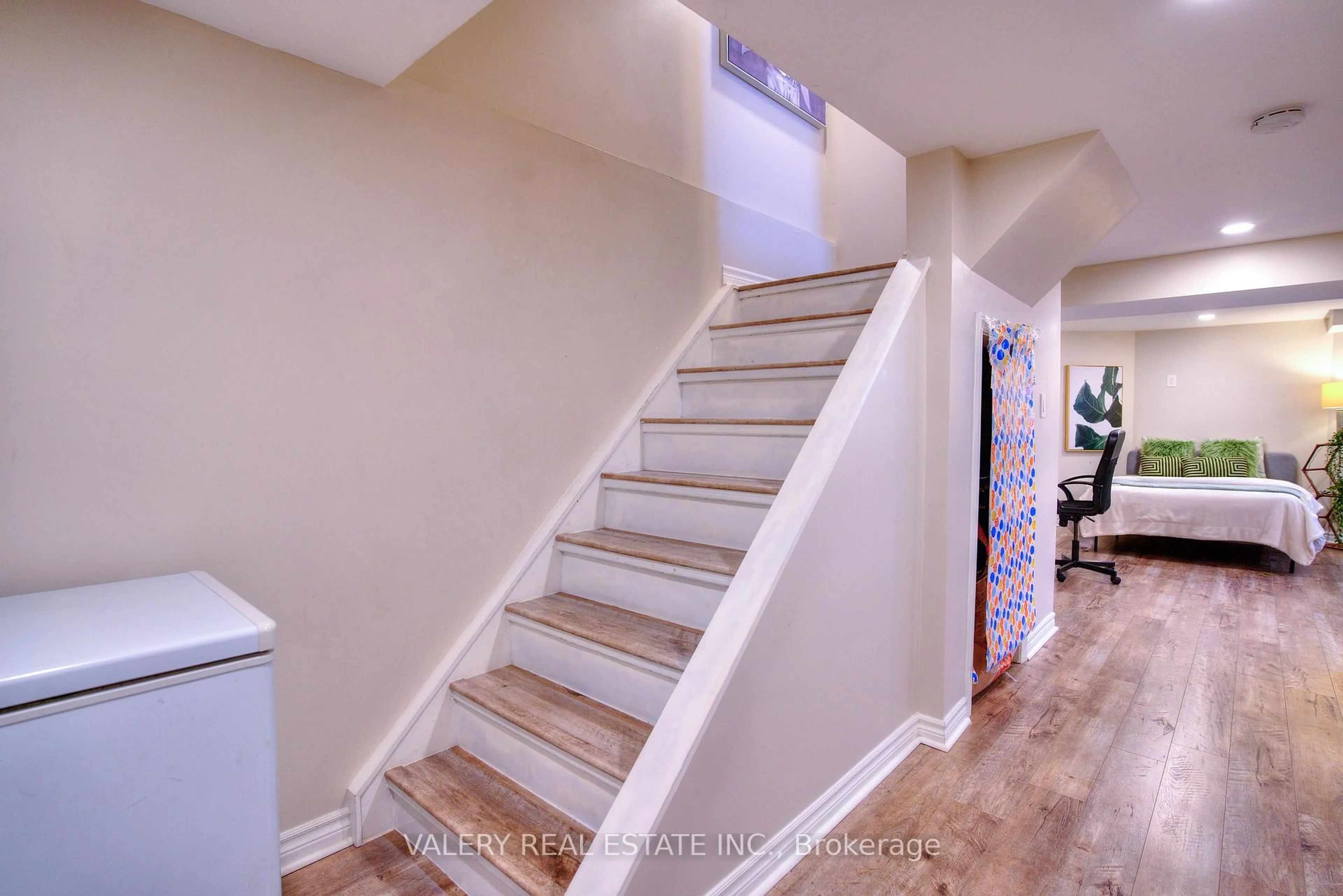 Stairs for 848 Attersley Dr Dr, Oshawa Ontario L1K 1T9