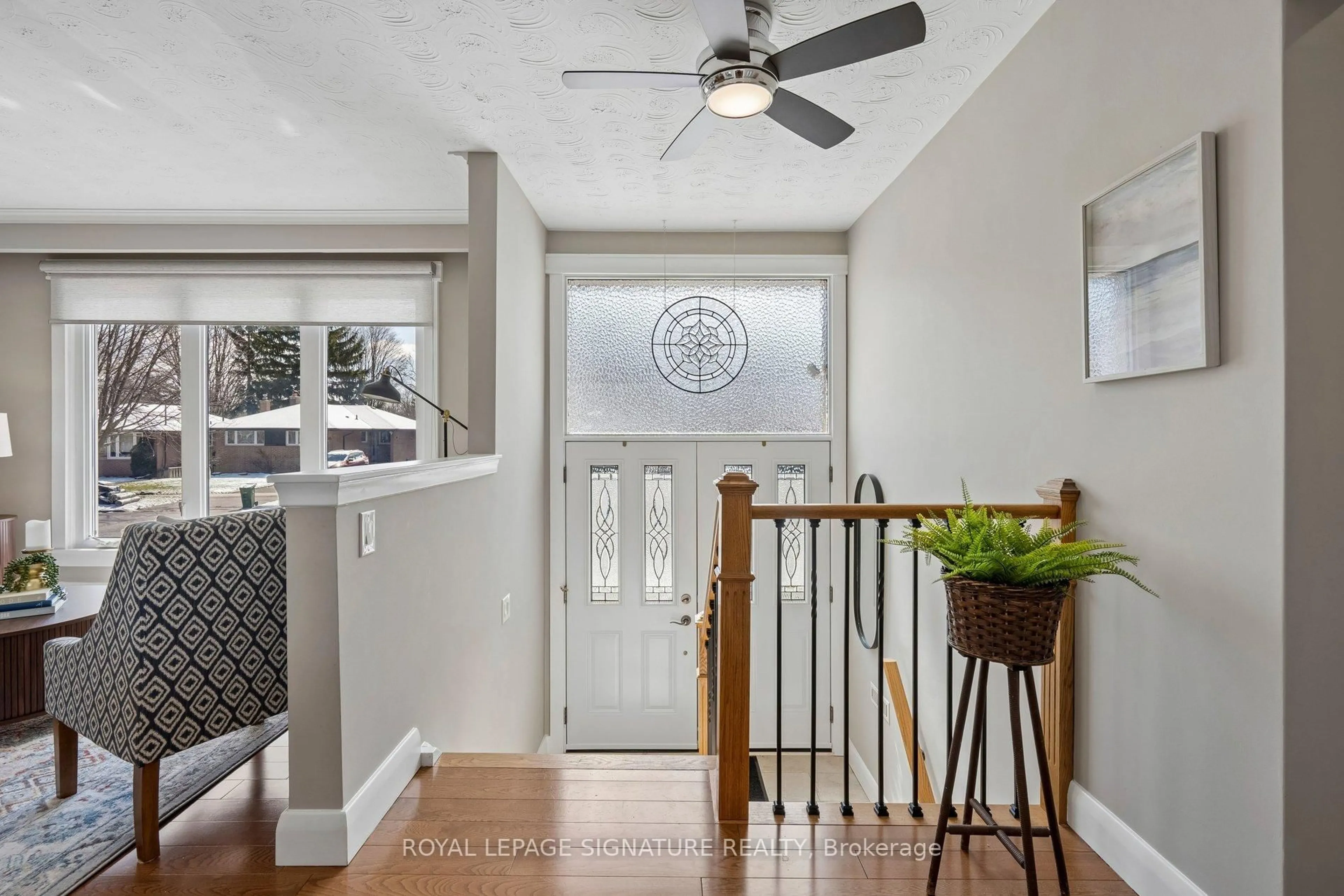 Indoor entryway for 90 Woodgarden Cres, Toronto Ontario M1E 3K2