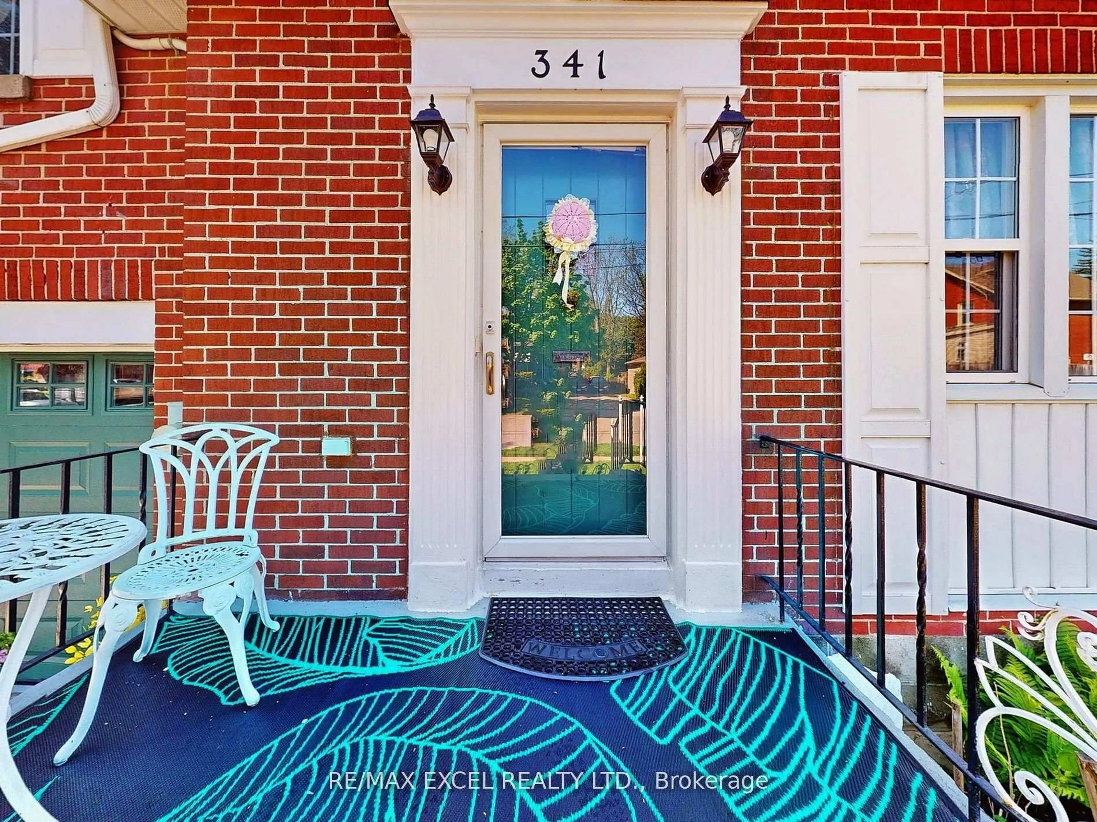 Indoor entryway for 341 Richmond St, Oshawa Ontario L1G 1E8