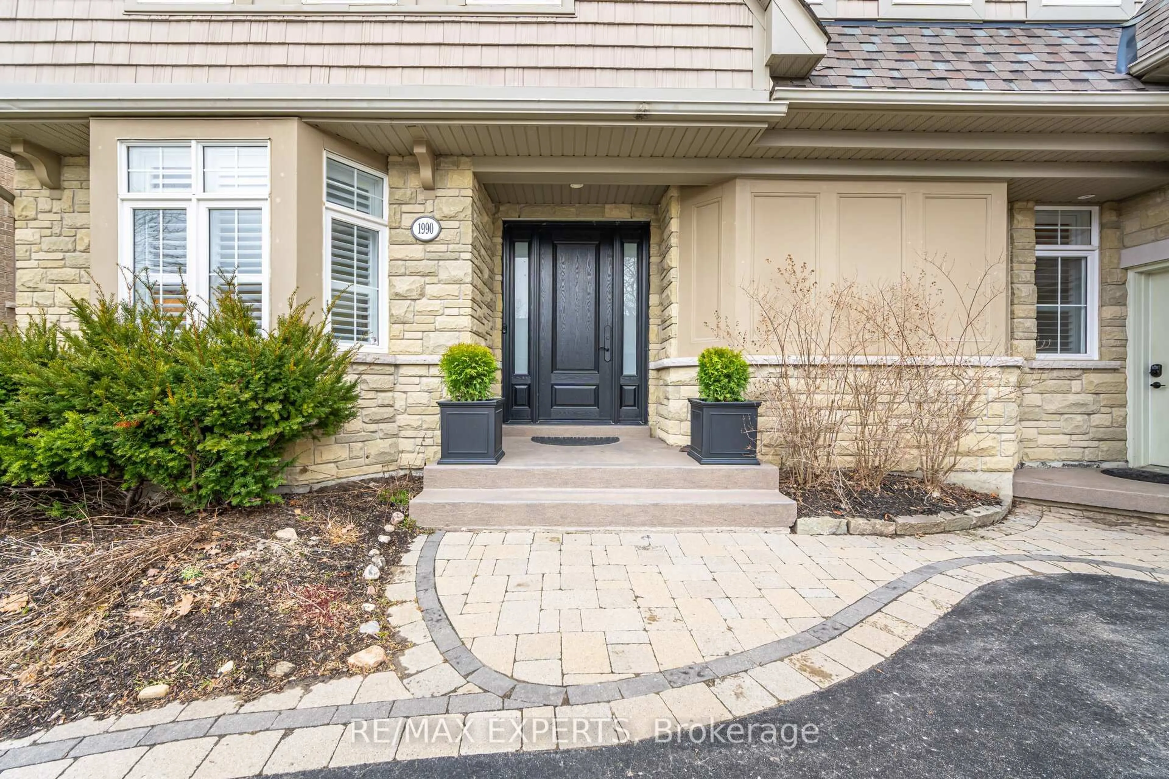 Indoor entryway for 1990 Solar Pl, Oshawa Ontario L1L 0A3