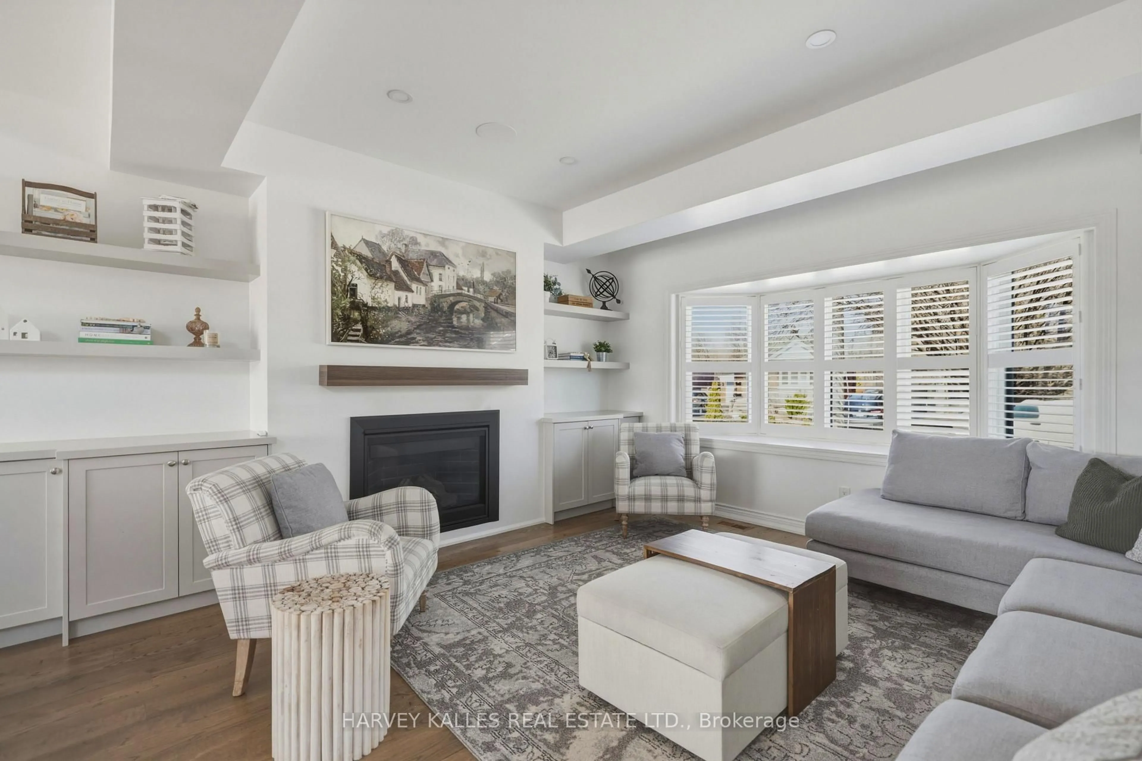 Living room with furniture, unknown for 31 Ferris Rd, Toronto Ontario M4B 1G2