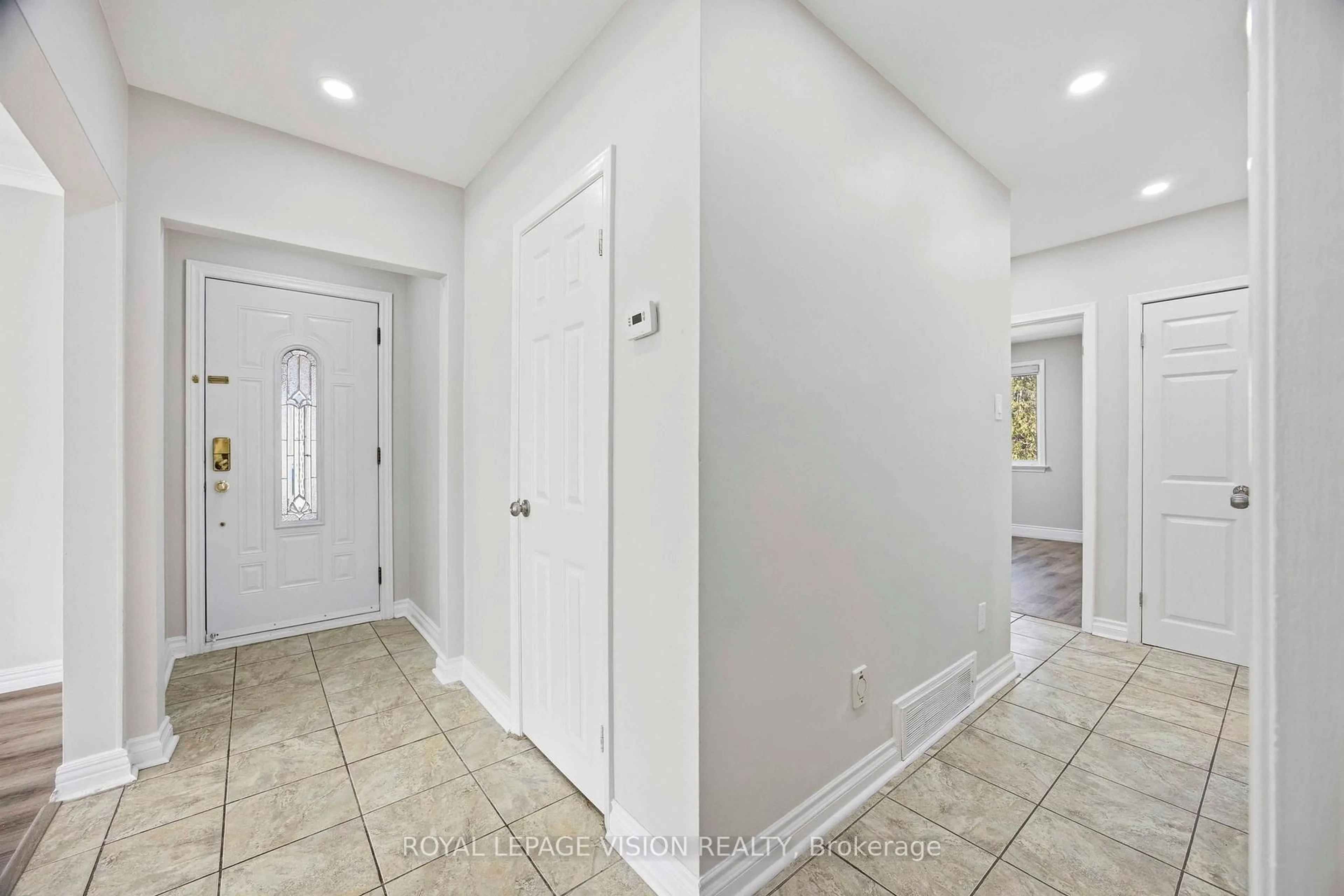 Indoor entryway for 126 MILFORD HAVEN Dr, Toronto Ontario M1G 3E1
