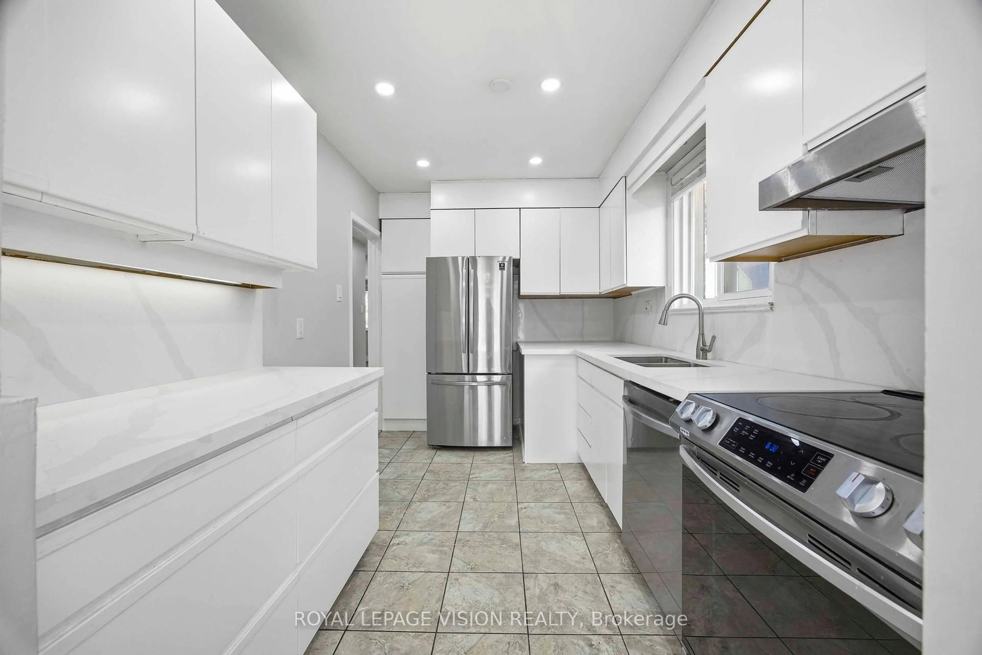 Standard kitchen, ceramic/tile floor for 126 MILFORD HAVEN Dr, Toronto Ontario M1G 3E1