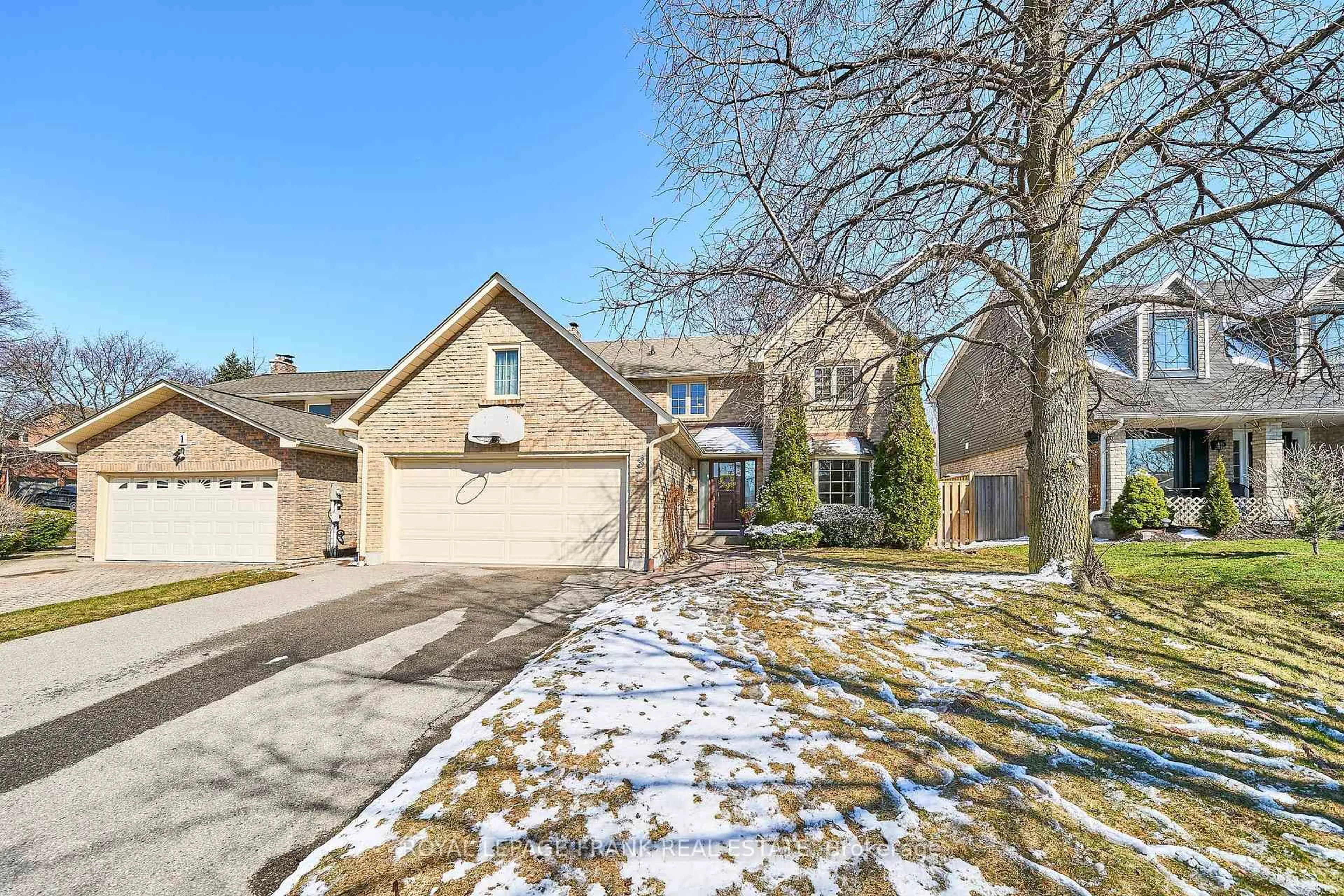 A pic from outside/outdoor area/front of a property/back of a property/a pic from drone, street for 3 Hialeah Cres, Whitby Ontario L1N 6P9