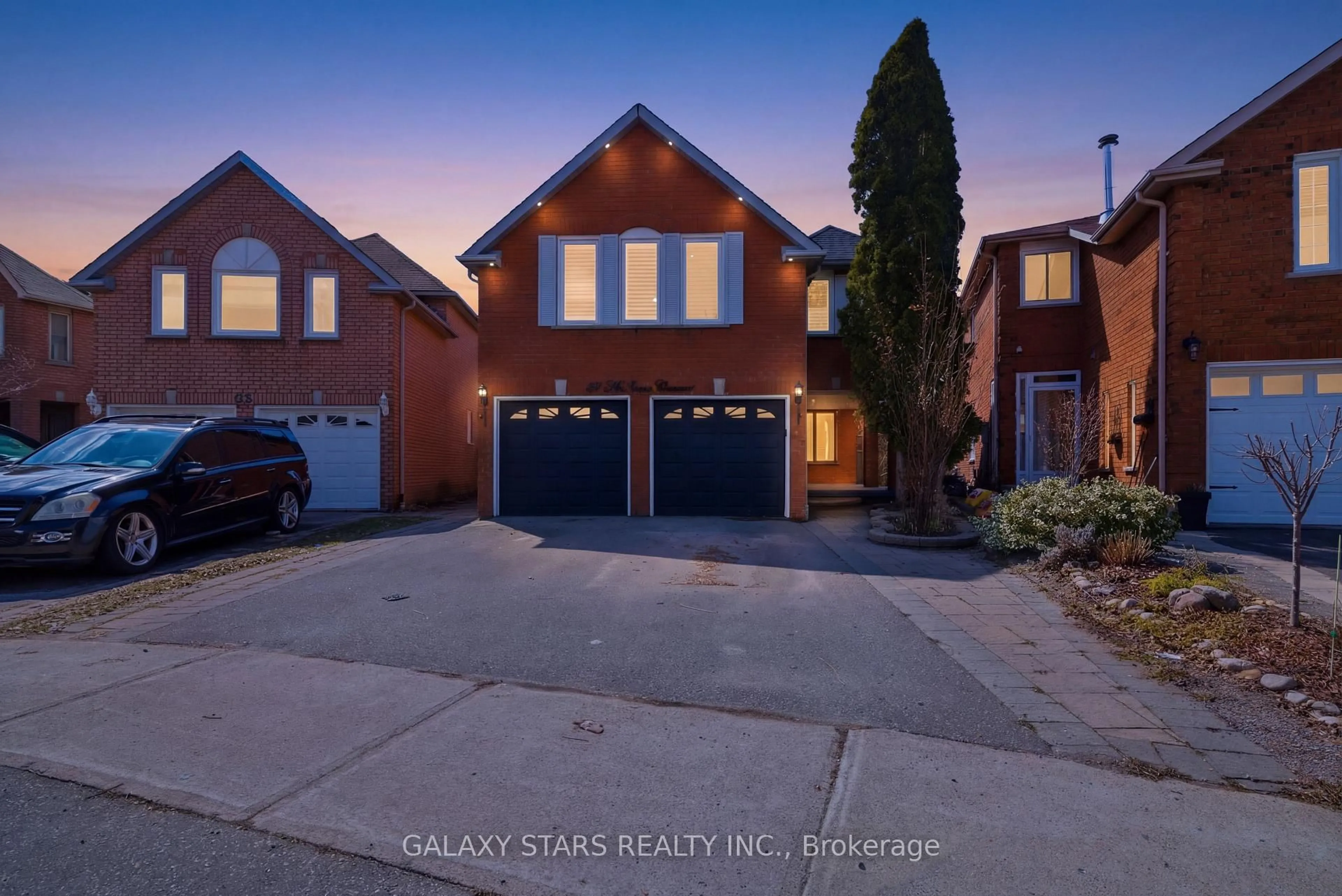 A pic from outside/outdoor area/front of a property/back of a property/a pic from drone, street for 27 Mcinnes Cres, Toronto Ontario M1B 5E9