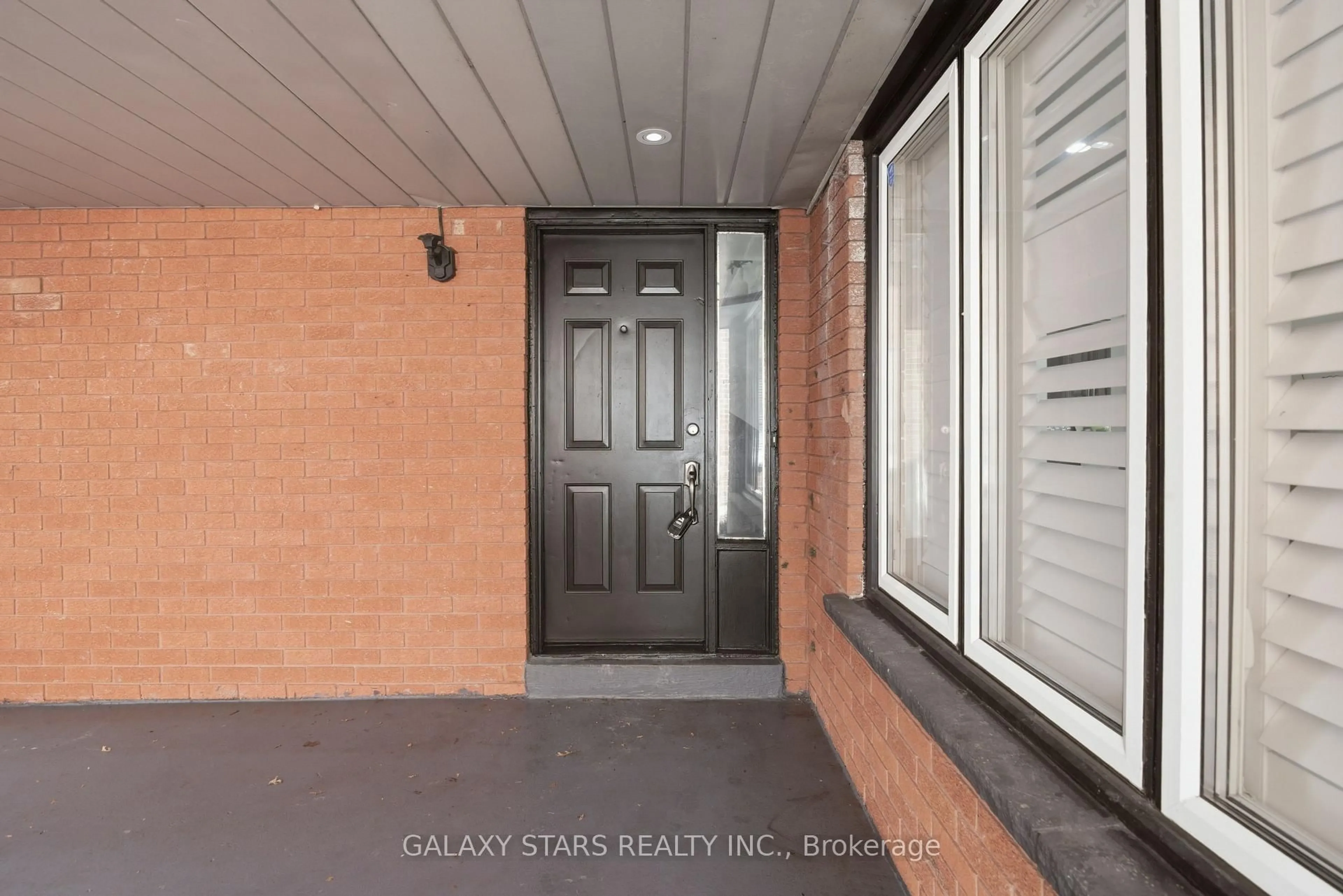 Indoor entryway for 27 Mcinnes Cres, Toronto Ontario M1B 5E9