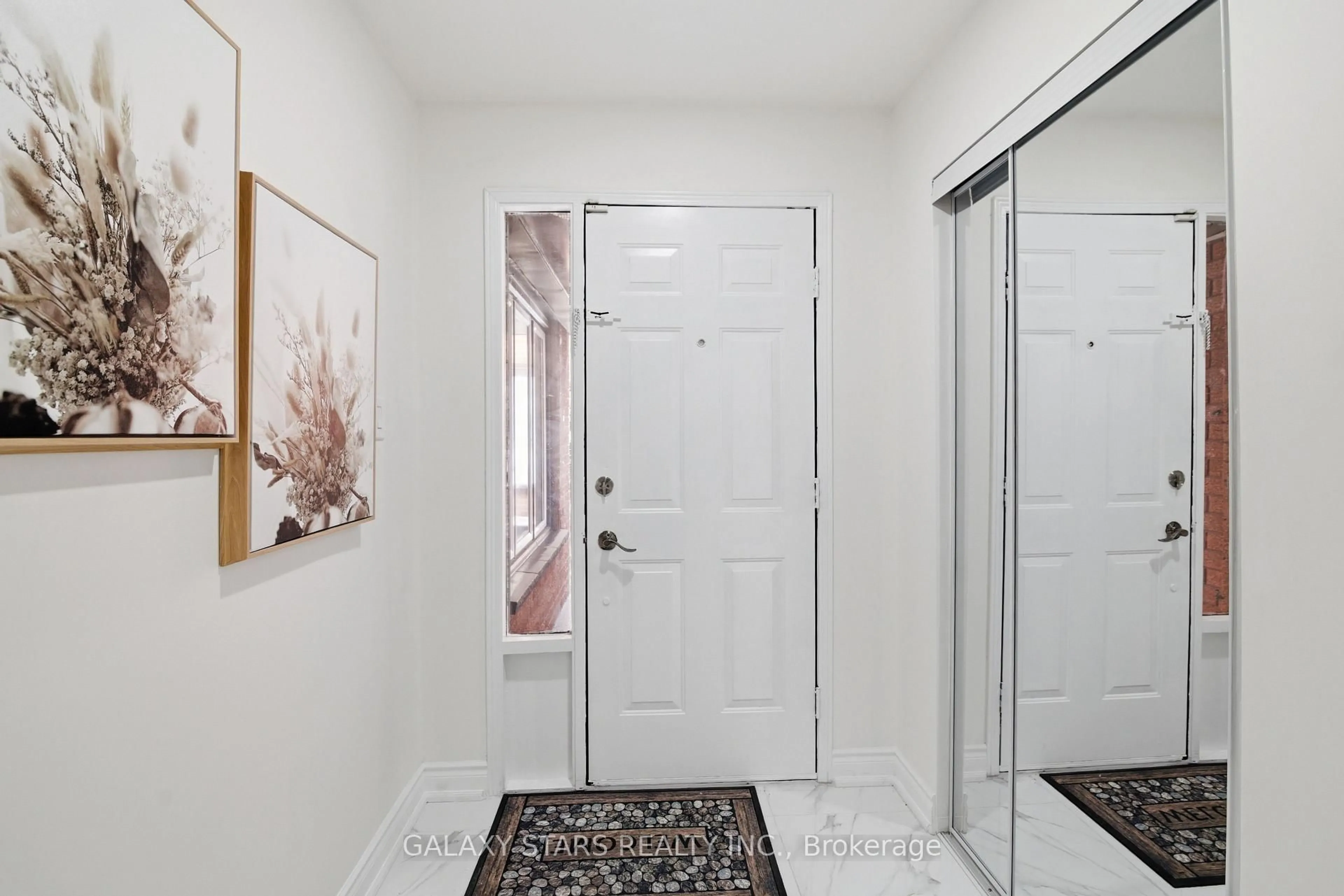 Indoor entryway for 27 Mcinnes Cres, Toronto Ontario M1B 5E9