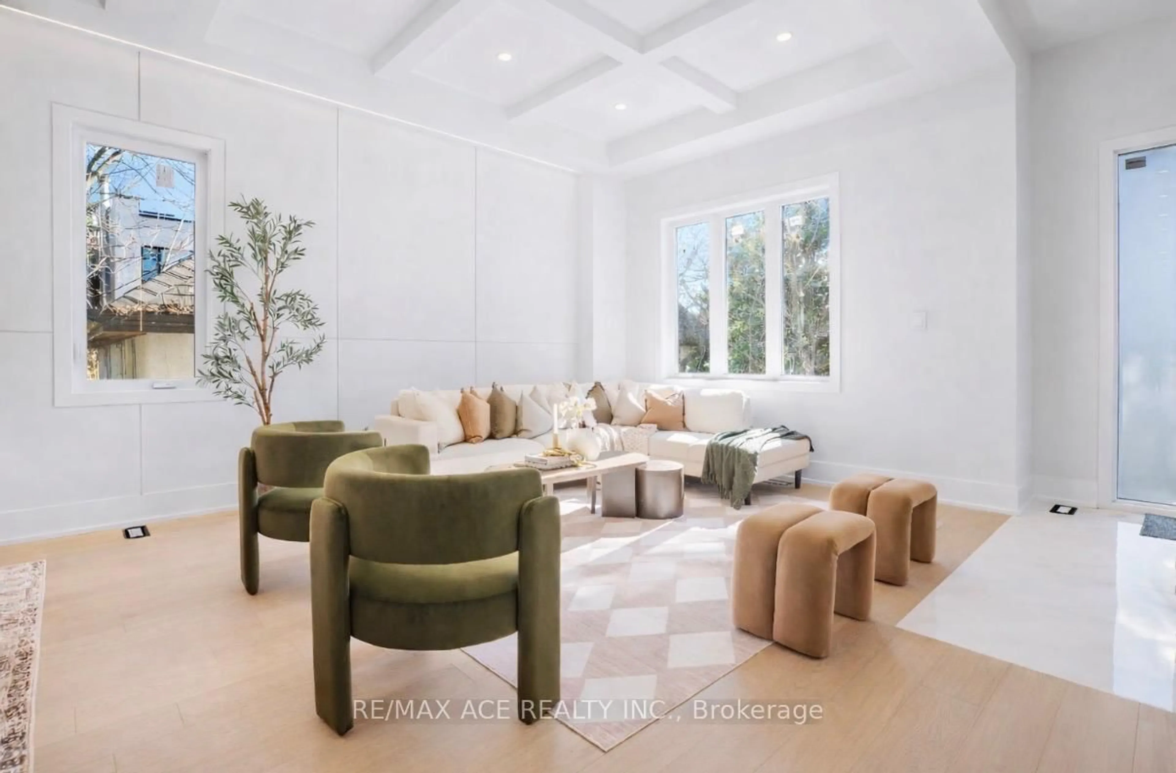 Living room with furniture, unknown for 5 Larwood Blvd, Toronto Ontario M1M 2M5