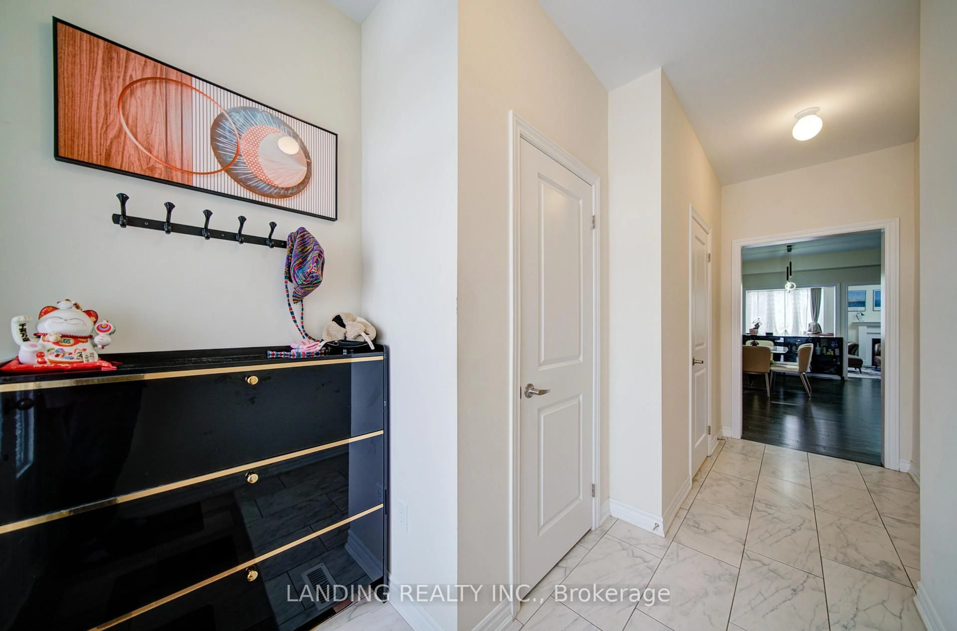 Indoor entryway for 2084 Duberry Dr, Pickering Ontario L1X 1Y5