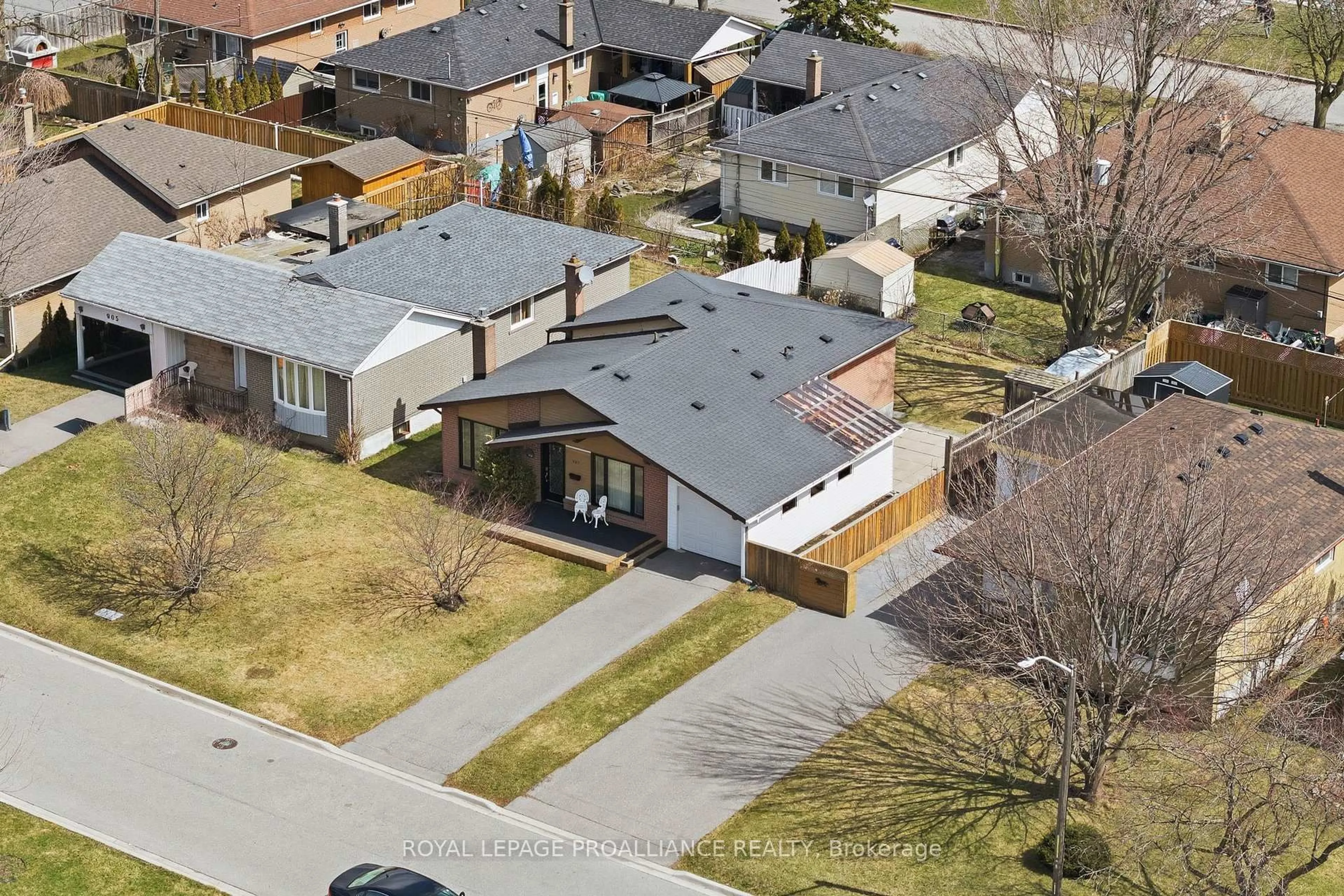 A pic from outside/outdoor area/front of a property/back of a property/a pic from drone, street for 903 Naroch Blvd, Pickering Ontario L1W 1T1