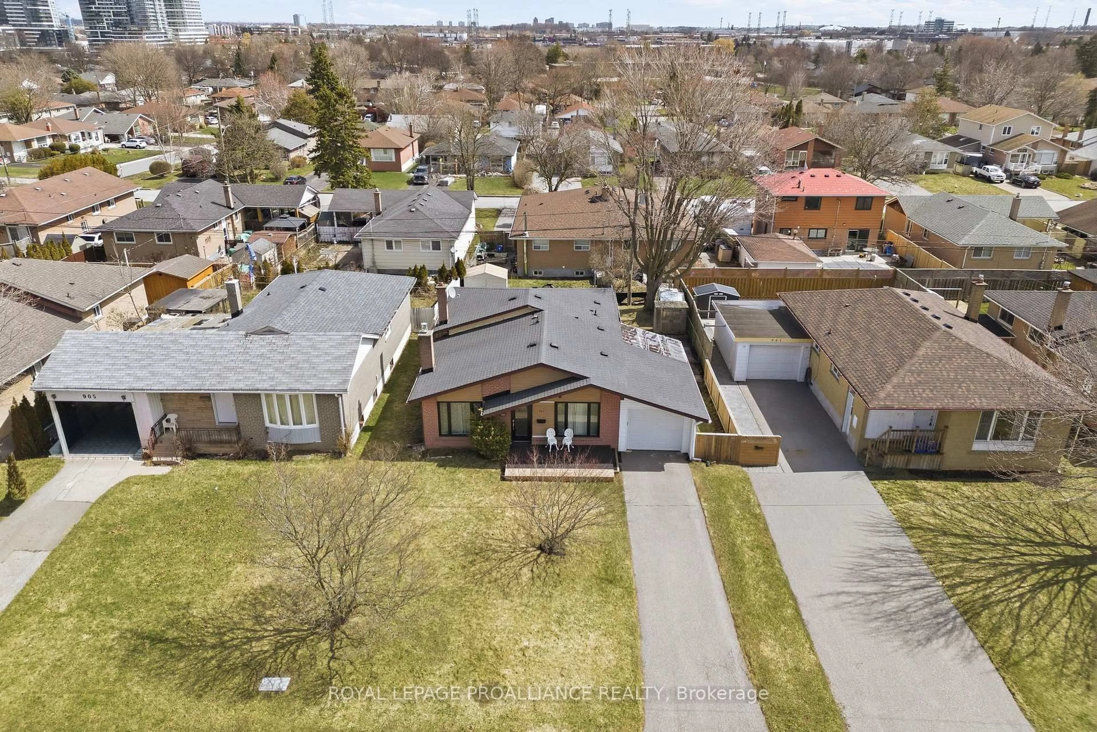A pic from outside/outdoor area/front of a property/back of a property/a pic from drone, street for 903 Naroch Blvd, Pickering Ontario L1W 1T1
