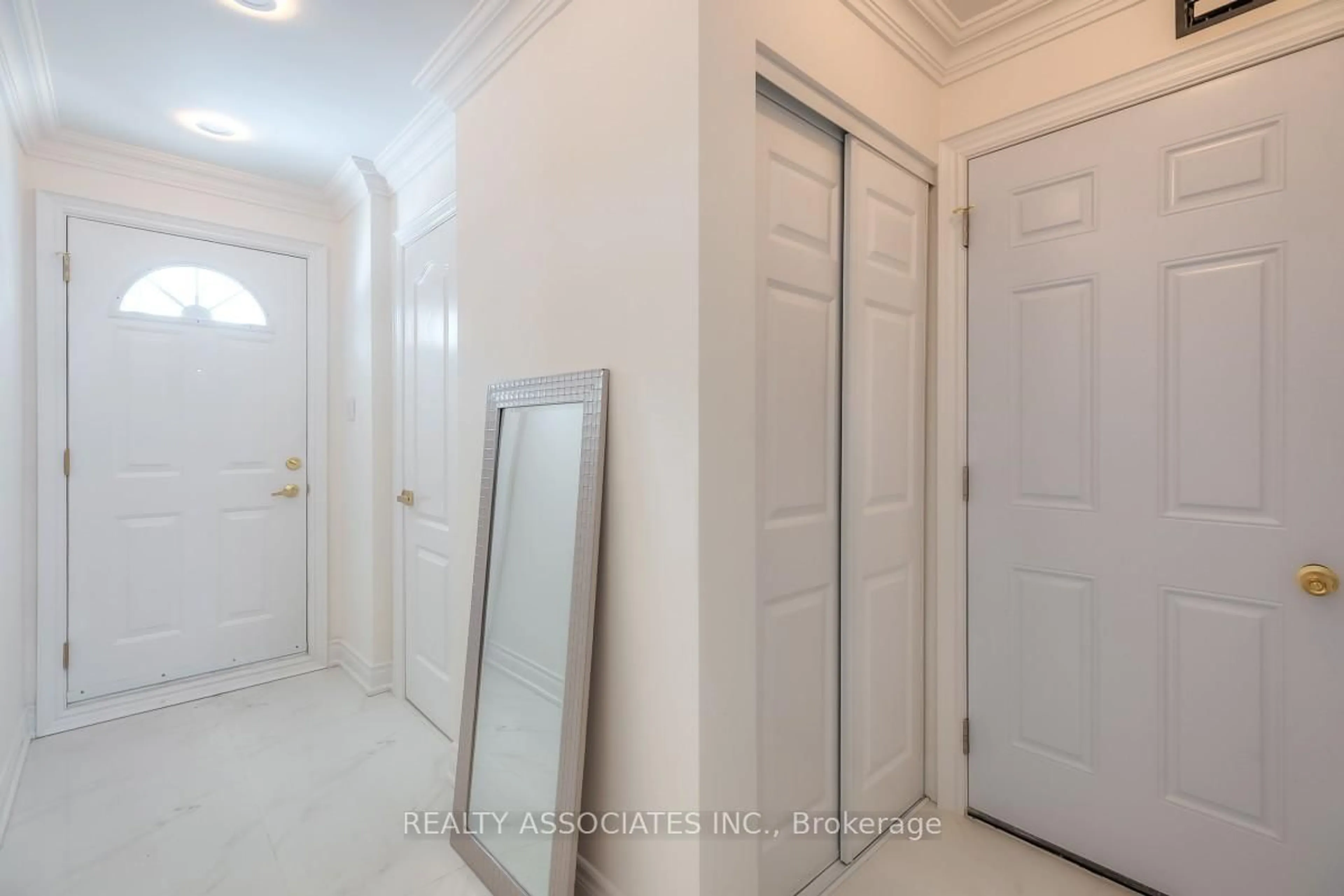 Indoor entryway for 1975 Memory Lane #16, Pickering Ontario L1V 3M3