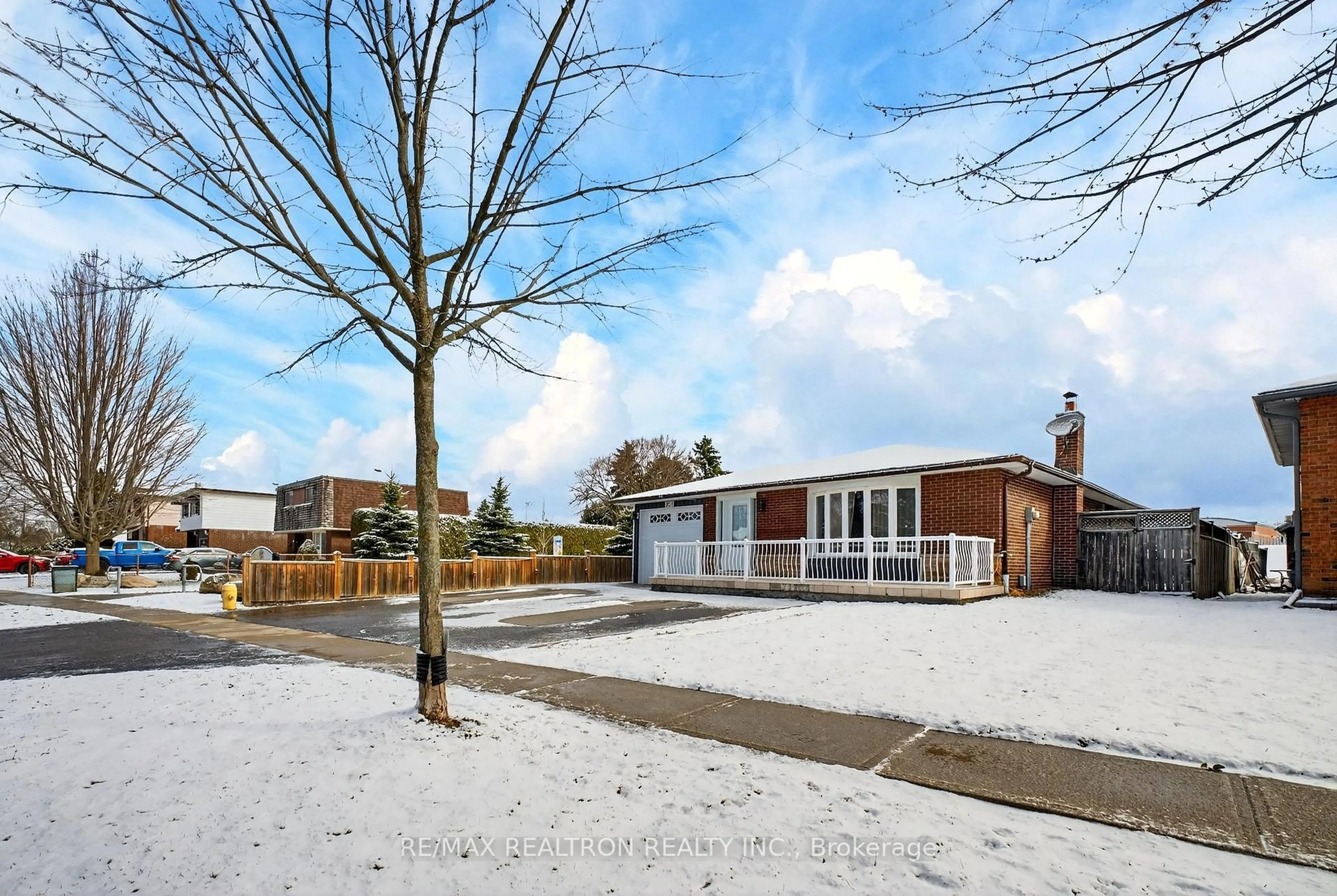 A pic from outside/outdoor area/front of a property/back of a property/a pic from drone, street for 301 Lupin Dr, Whitby Ontario L1N 1Y5