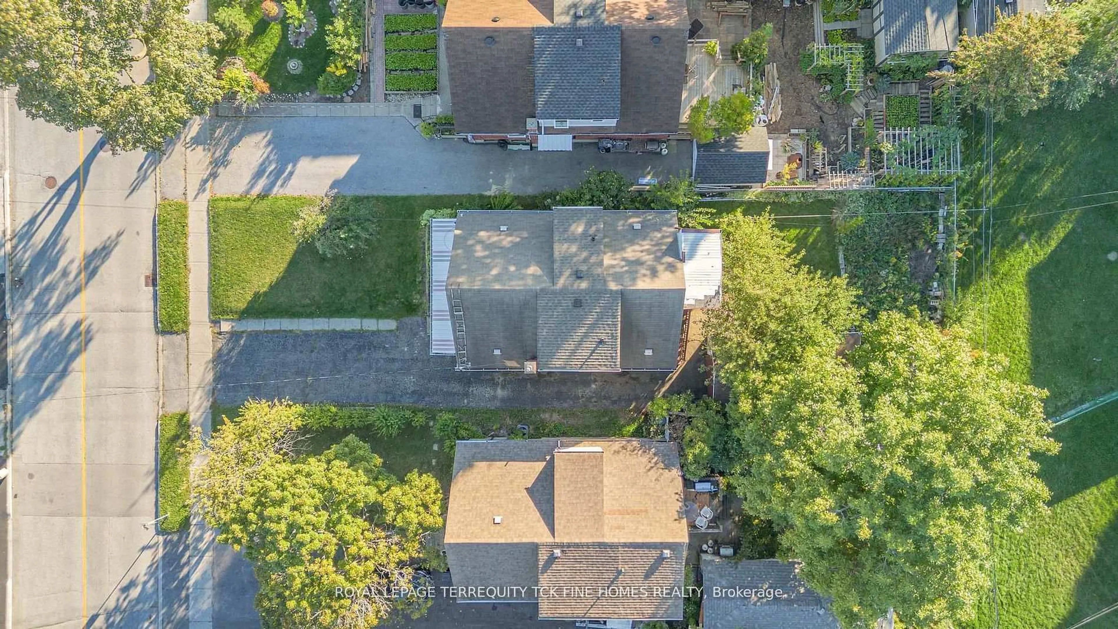A pic from outside/outdoor area/front of a property/back of a property/a pic from drone, street for 28 Lynvalley Cres, Toronto Ontario M1R 2V3
