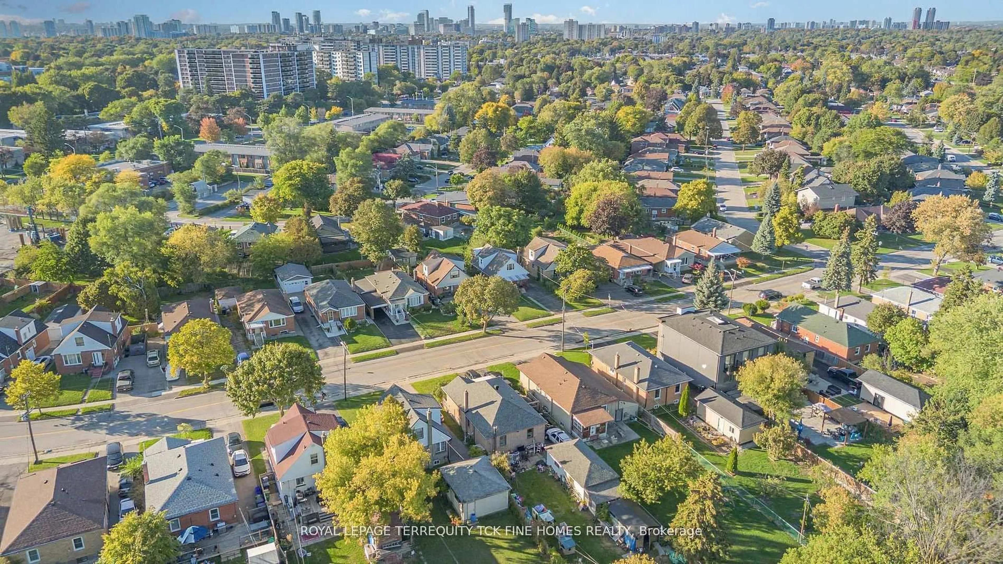 A pic from outside/outdoor area/front of a property/back of a property/a pic from drone, street for 28 Lynvalley Cres, Toronto Ontario M1R 2V3