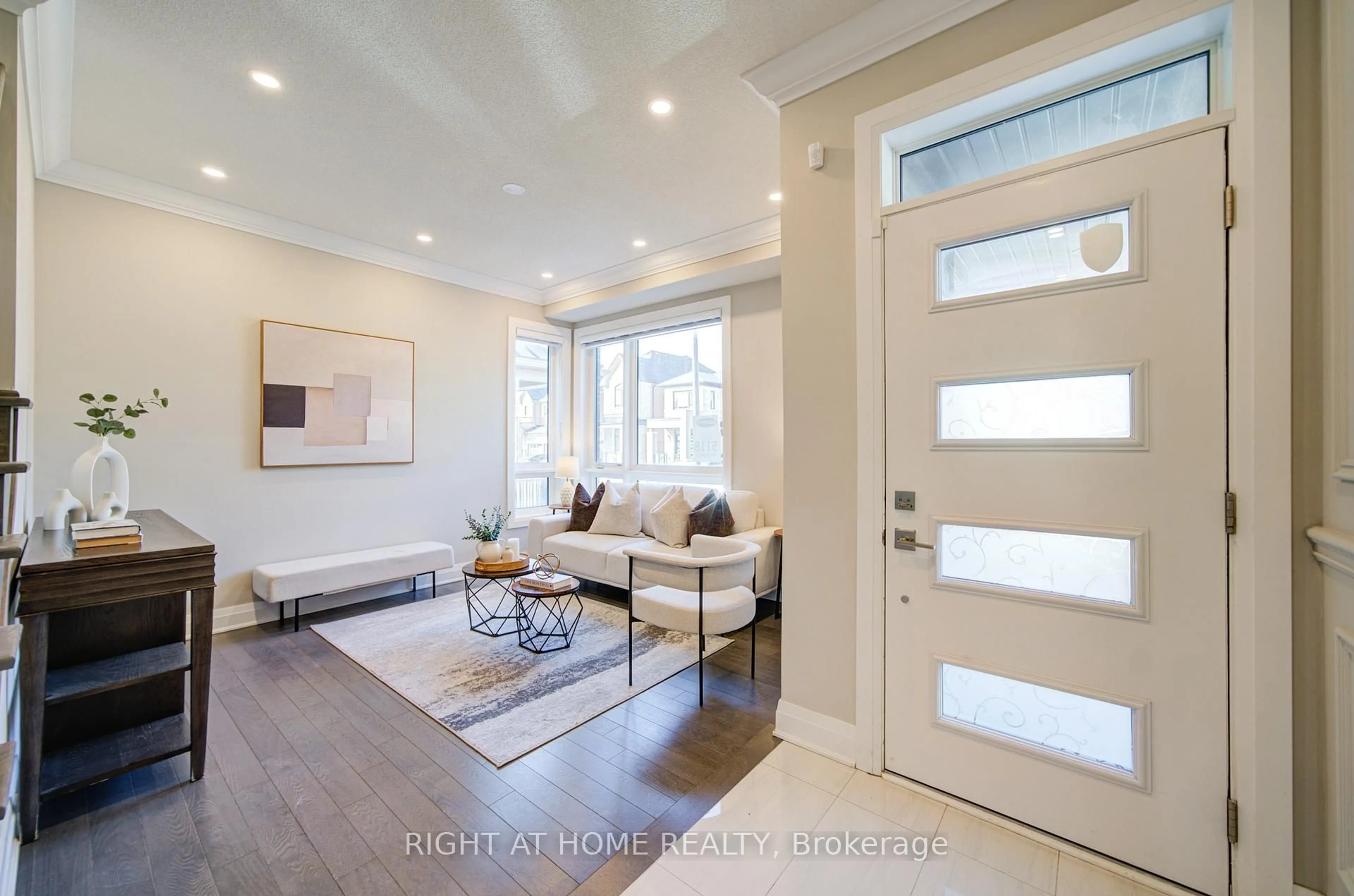 Indoor entryway for 3007 Hollyberry Tr, Pickering Ontario L1X 0N5