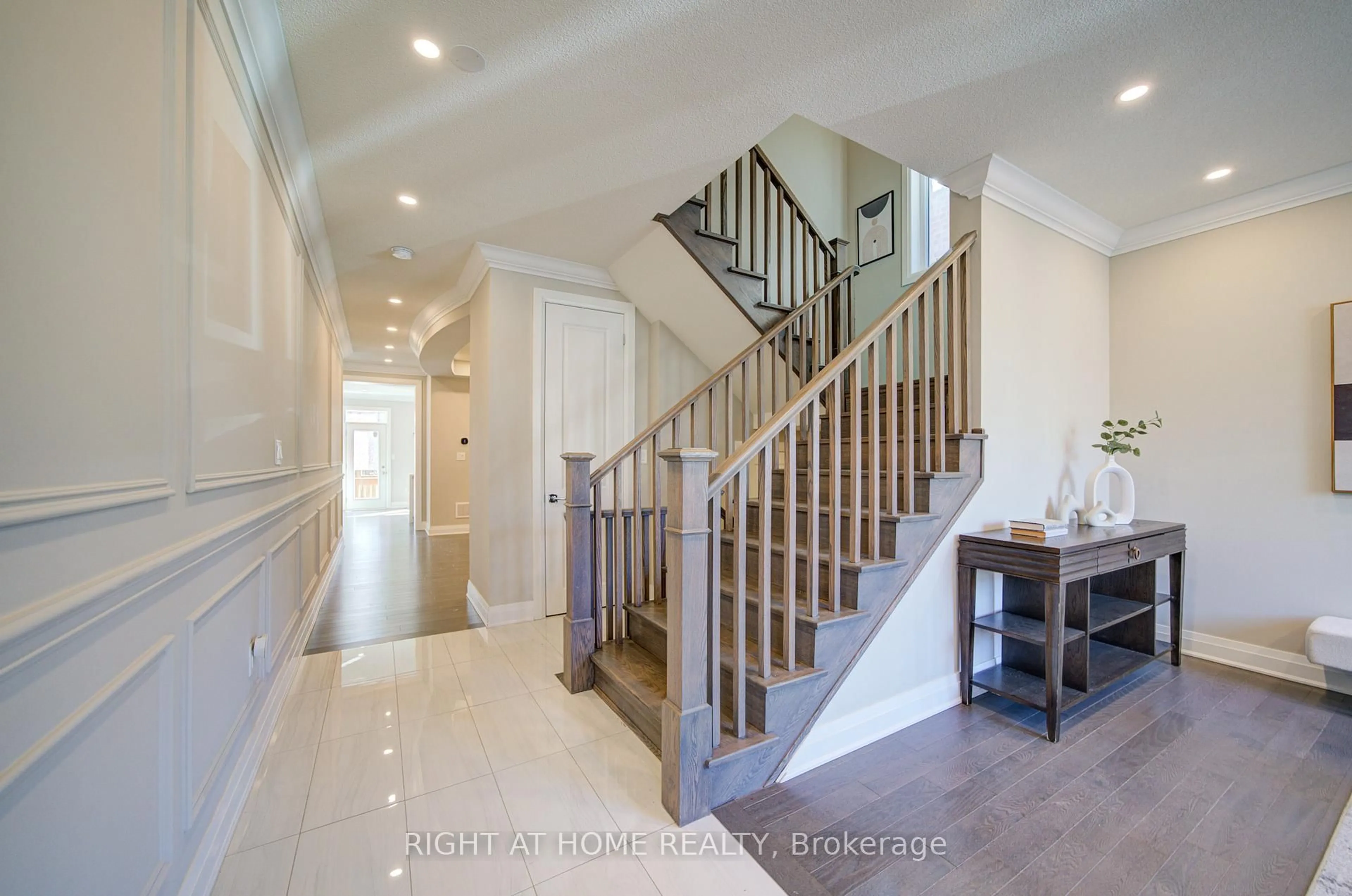 Indoor entryway for 3007 Hollyberry Tr, Pickering Ontario L1X 0N5