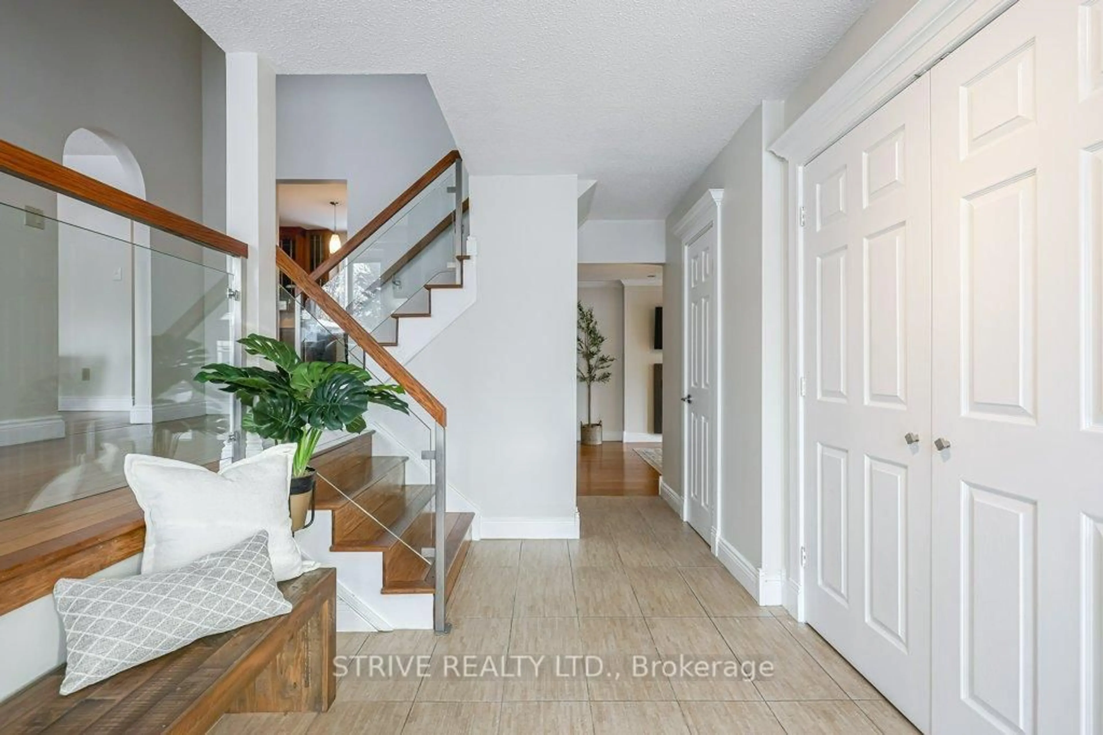 Indoor entryway for 11 Lorraine Crt, Clarington Ontario L1C 3L5