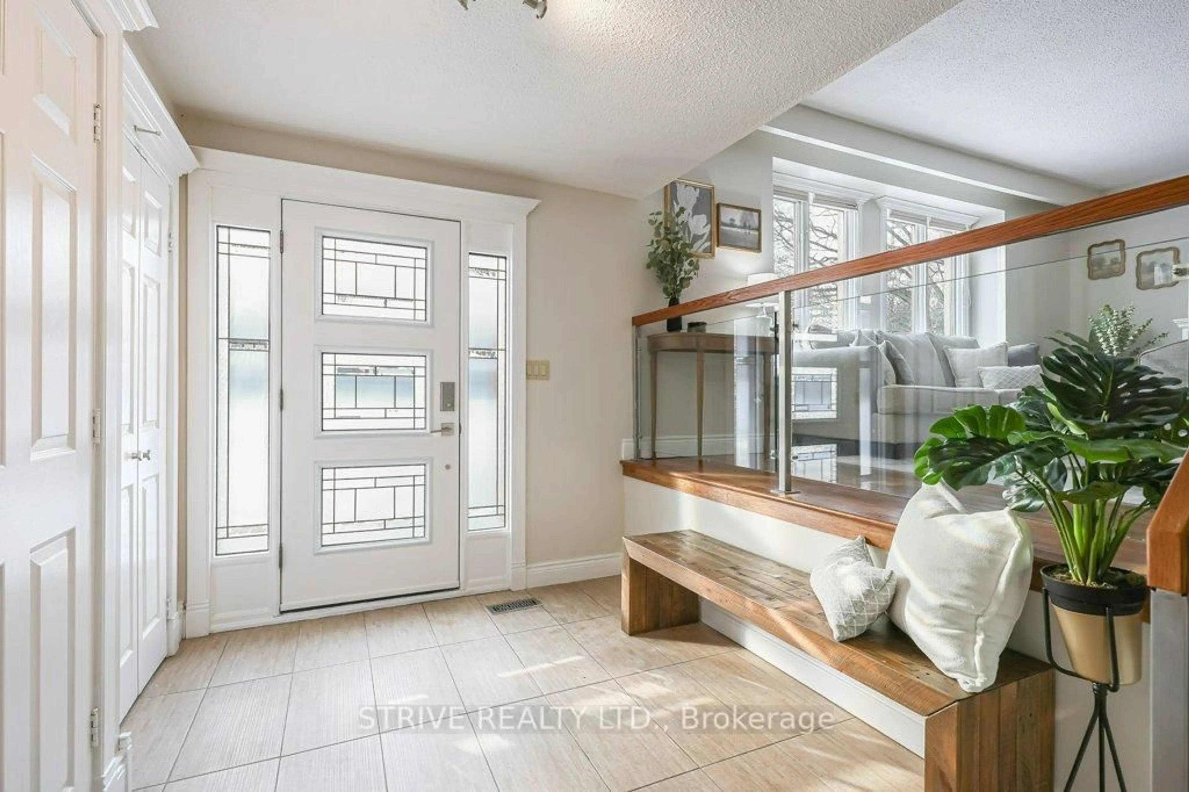 Indoor entryway for 11 Lorraine Crt, Clarington Ontario L1C 3L5