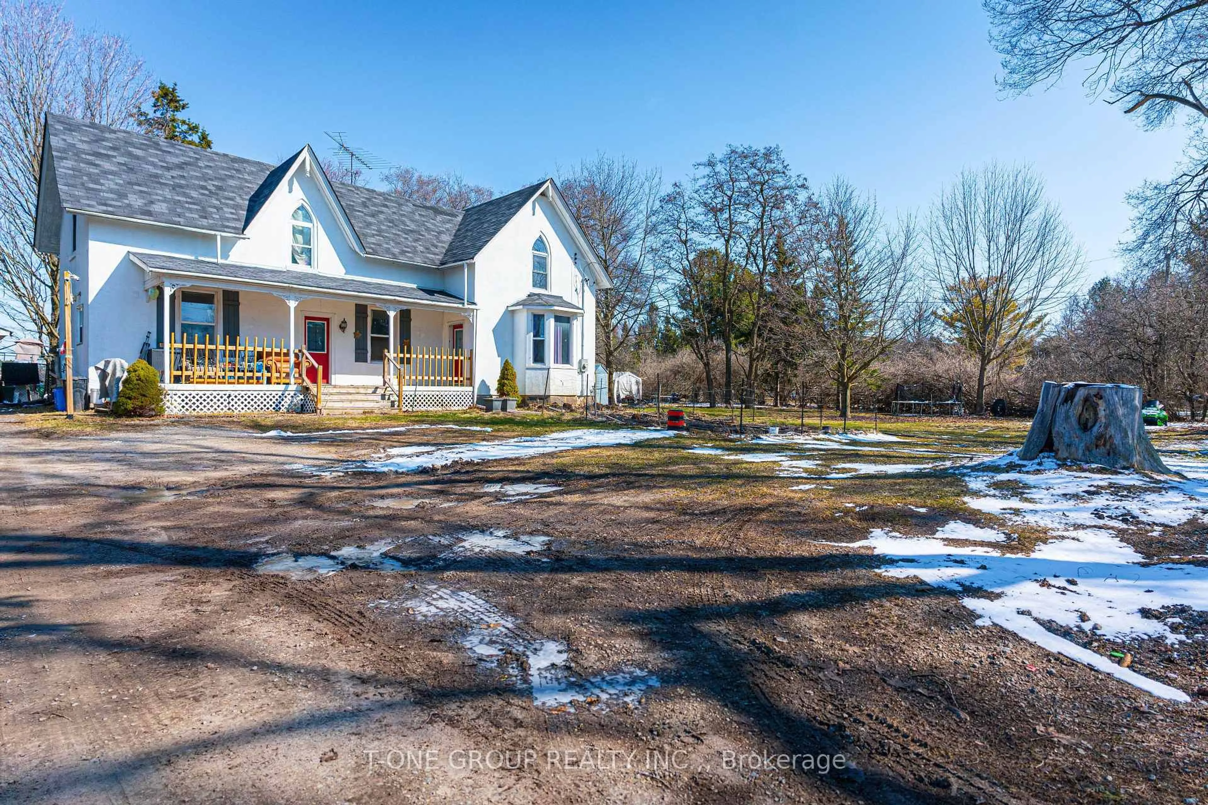 A pic from outside/outdoor area/front of a property/back of a property/a pic from drone, street for 252 Columbus Rd, Oshawa Ontario L1H 7K4