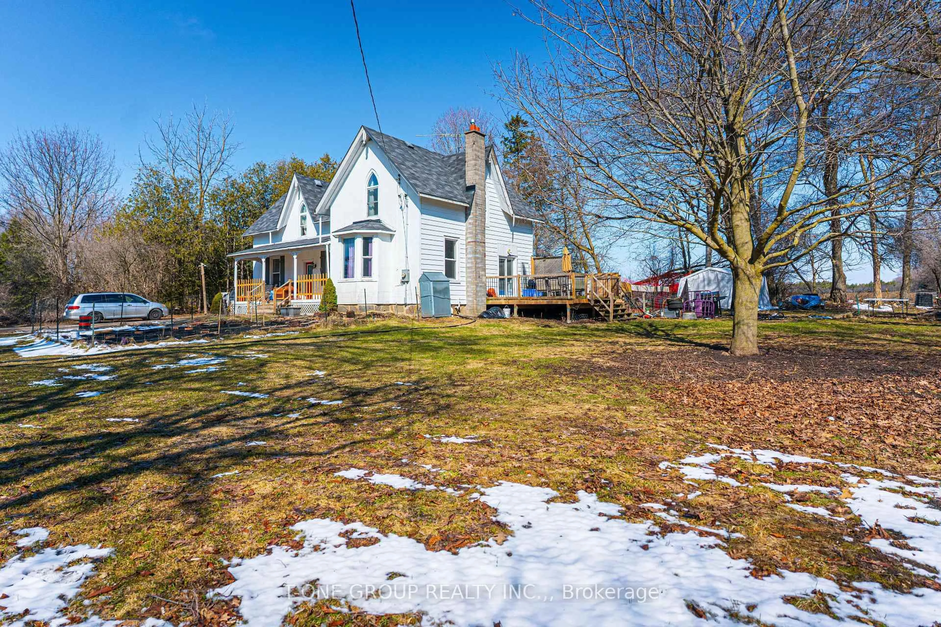 A pic from outside/outdoor area/front of a property/back of a property/a pic from drone, street for 252 Columbus Rd, Oshawa Ontario L1H 7K4