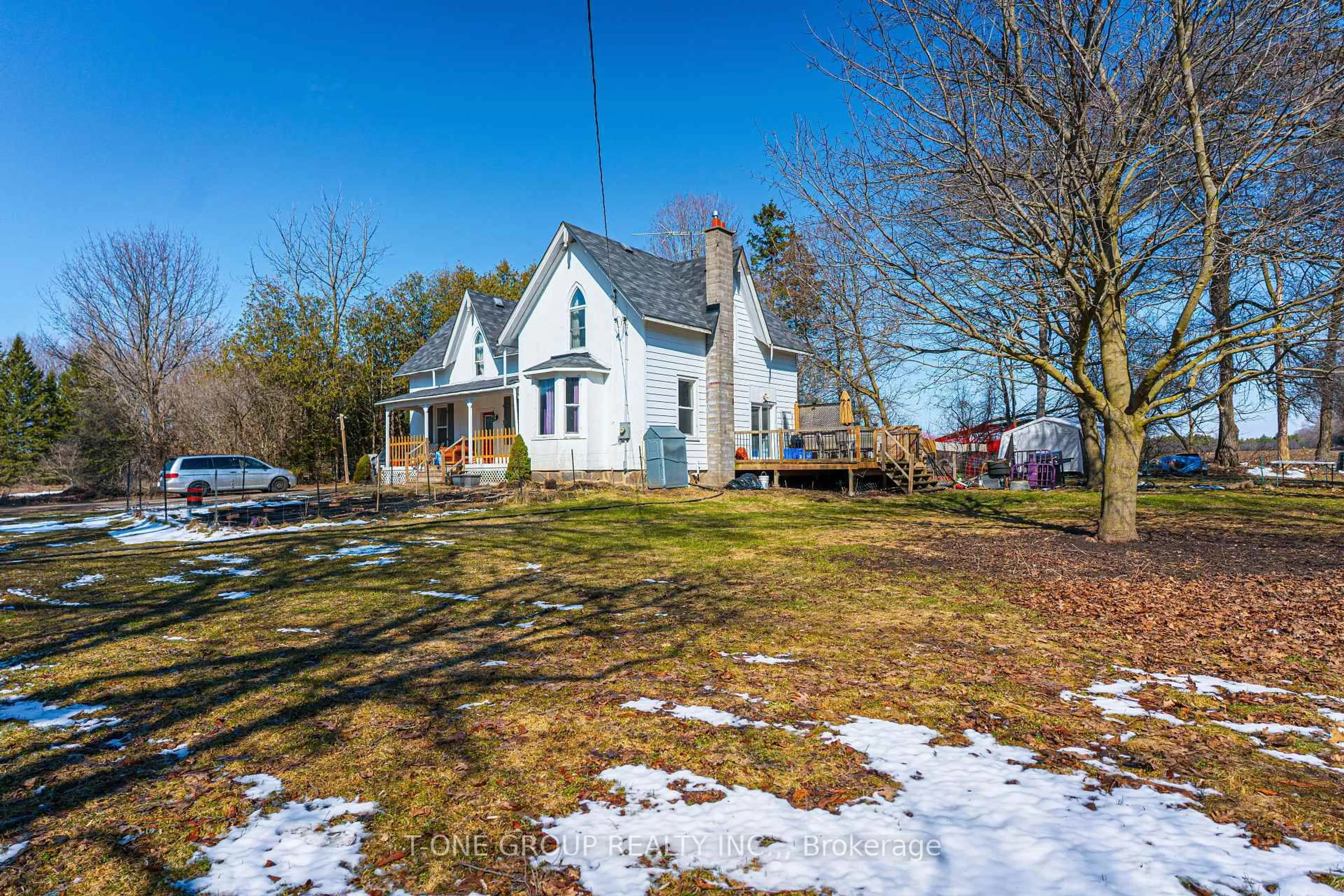 A pic from outside/outdoor area/front of a property/back of a property/a pic from drone, street for 252 Columbus Rd, Oshawa Ontario L1H 7K4