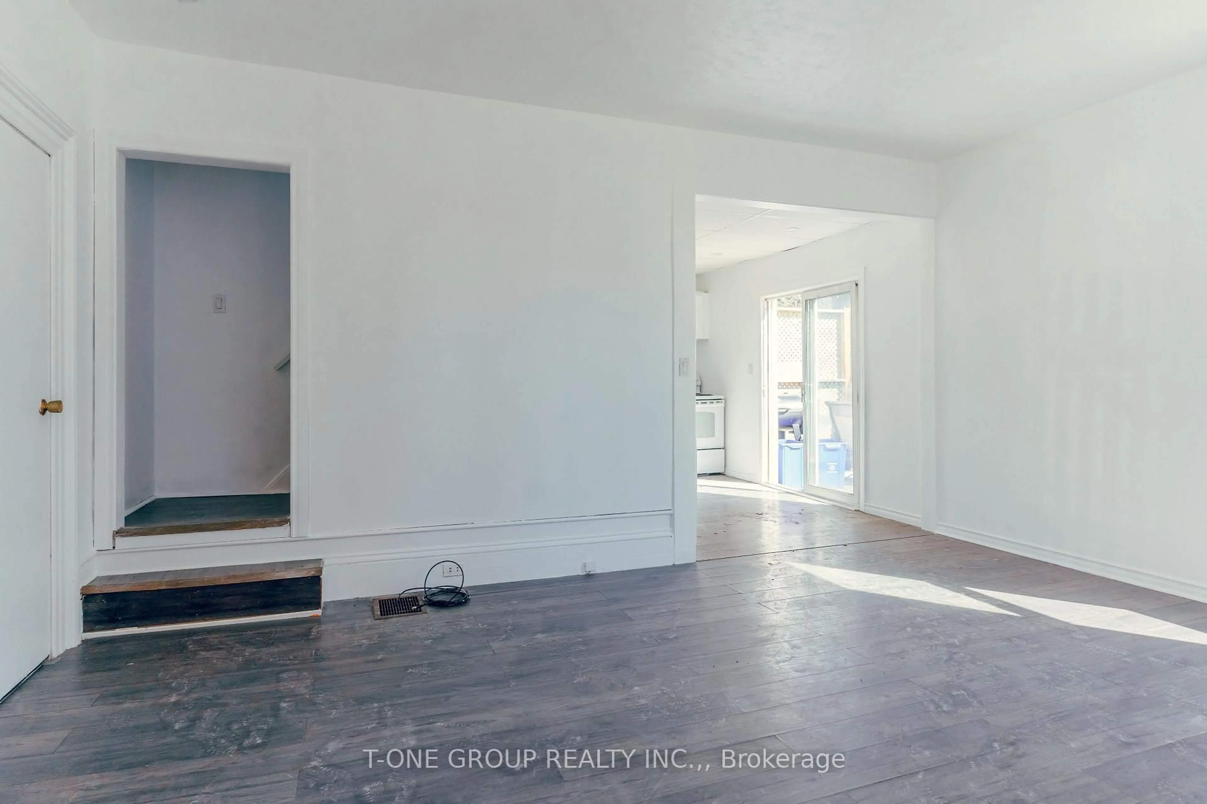 A pic of a room for 252 Columbus Rd, Oshawa Ontario L1H 7K4