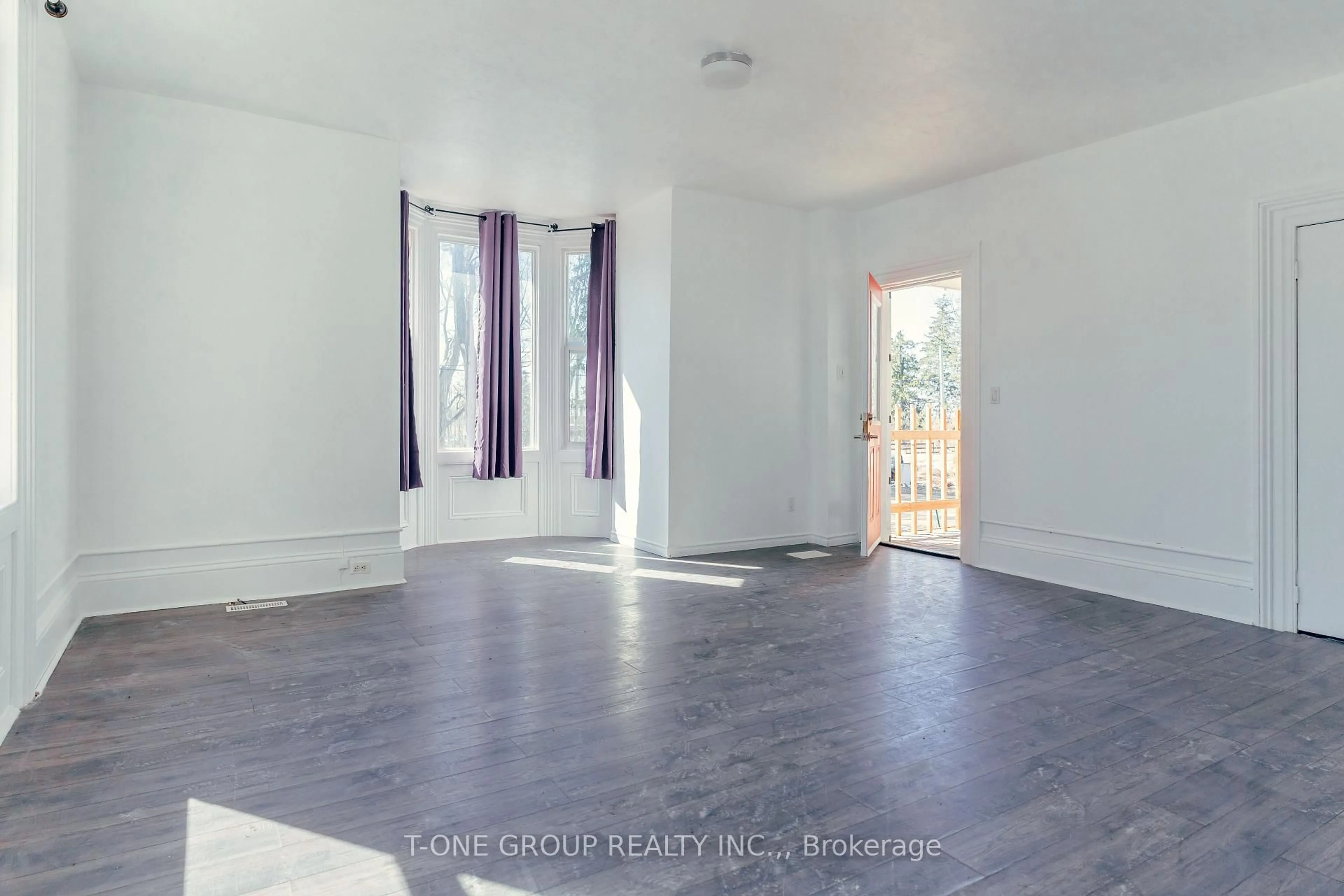 A pic of a room for 252 Columbus Rd, Oshawa Ontario L1H 7K4