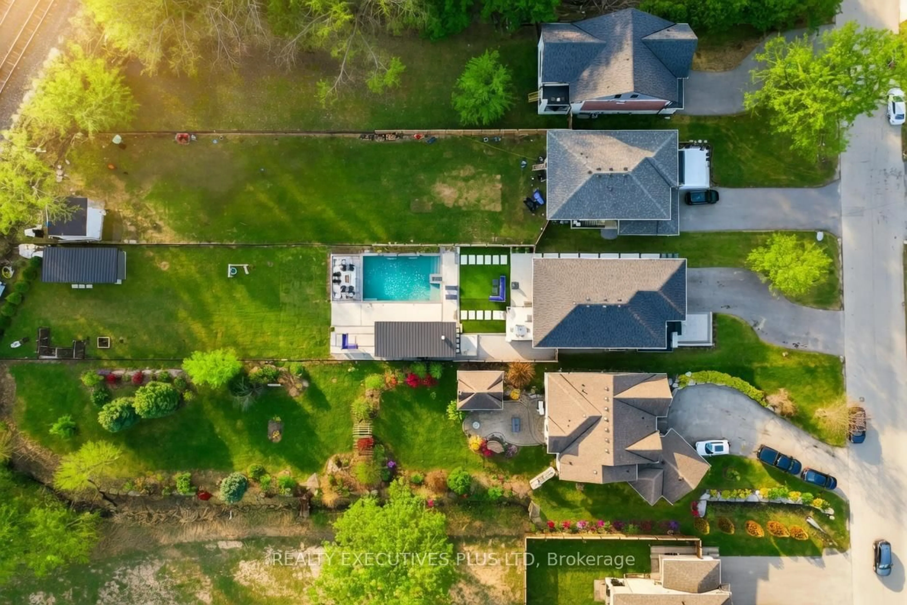 A pic from outside/outdoor area/front of a property/back of a property/a pic from drone, water/lake/river/ocean view for 367 Rosebank Rd, Pickering Ontario L1W 2N3