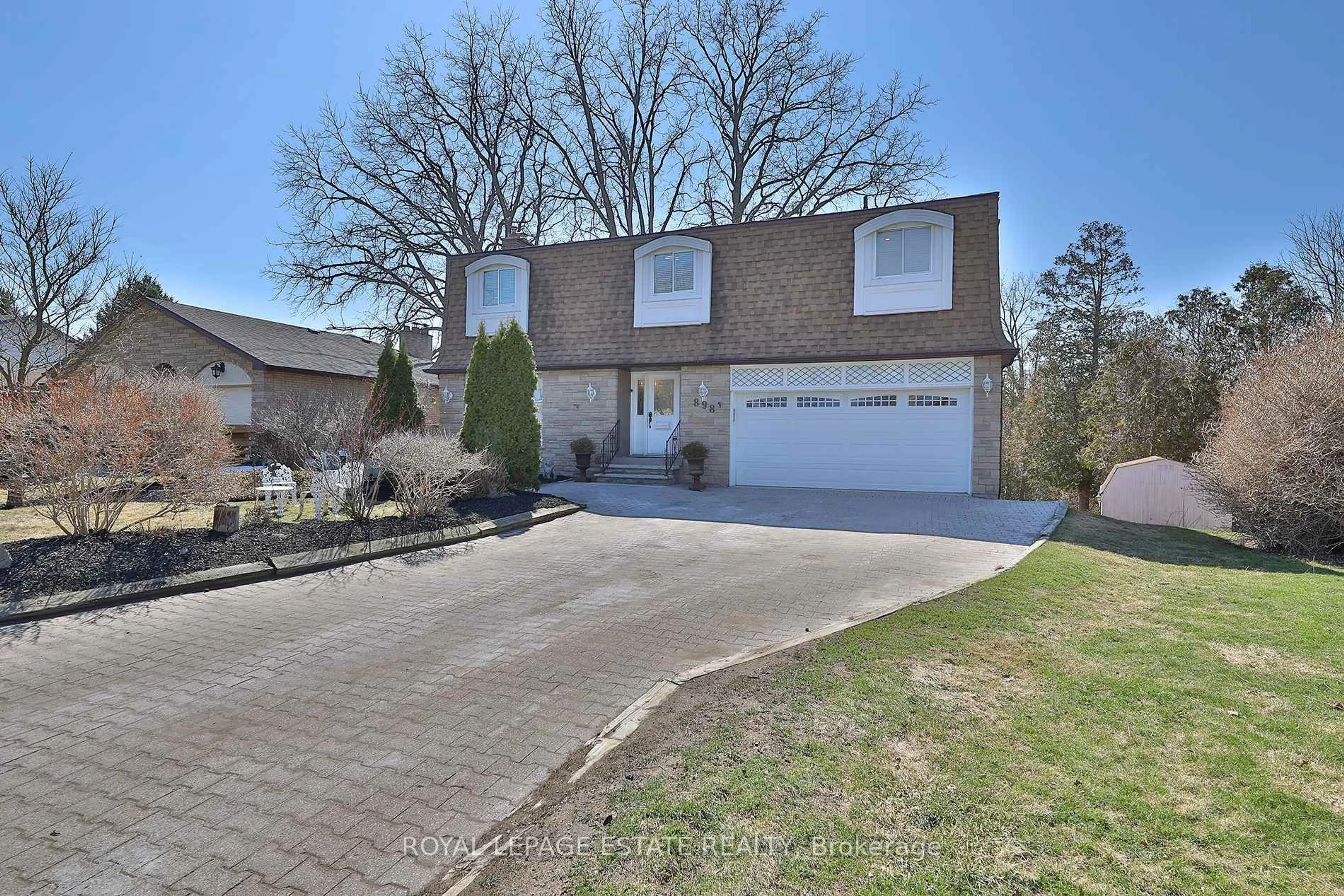 A pic from outside/outdoor area/front of a property/back of a property/a pic from drone, street for 898 Beaufort Crt, Oshawa Ontario L1G 7J7