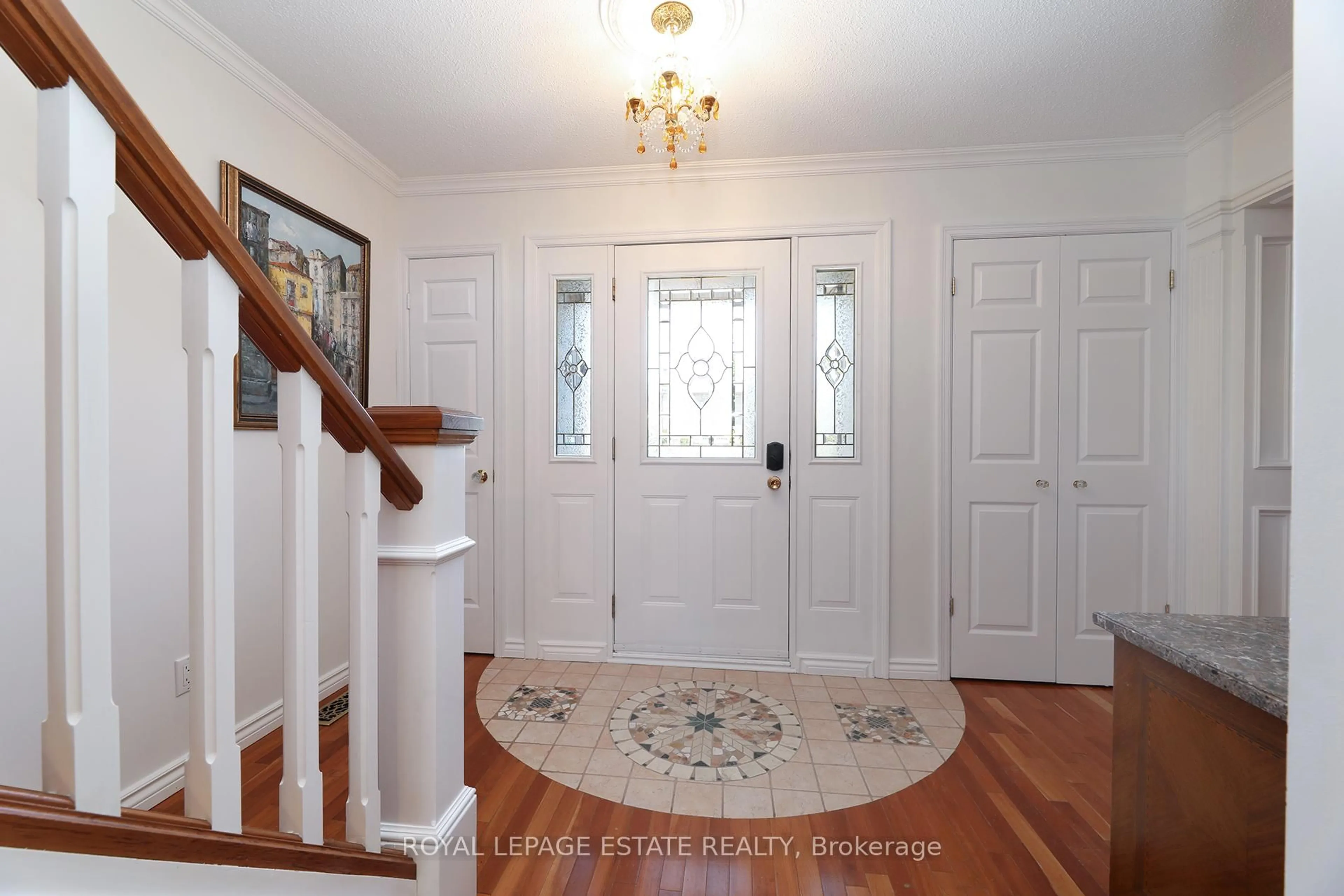 Indoor entryway for 898 Beaufort Crt, Oshawa Ontario L1G 7J7