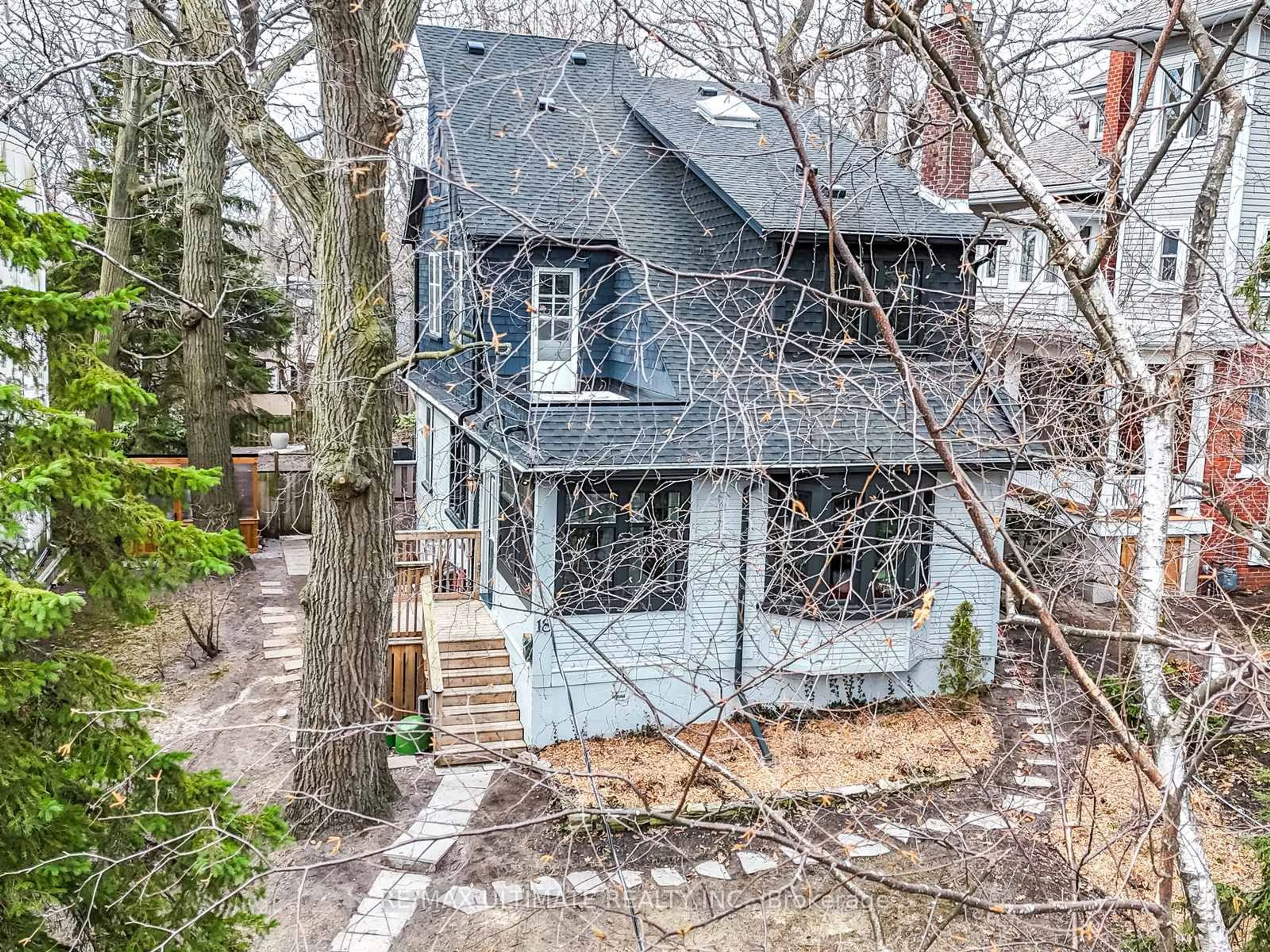 A pic from outside/outdoor area/front of a property/back of a property/a pic from drone, street for 18 Blantyre Ave, Toronto Ontario M1N 2R4