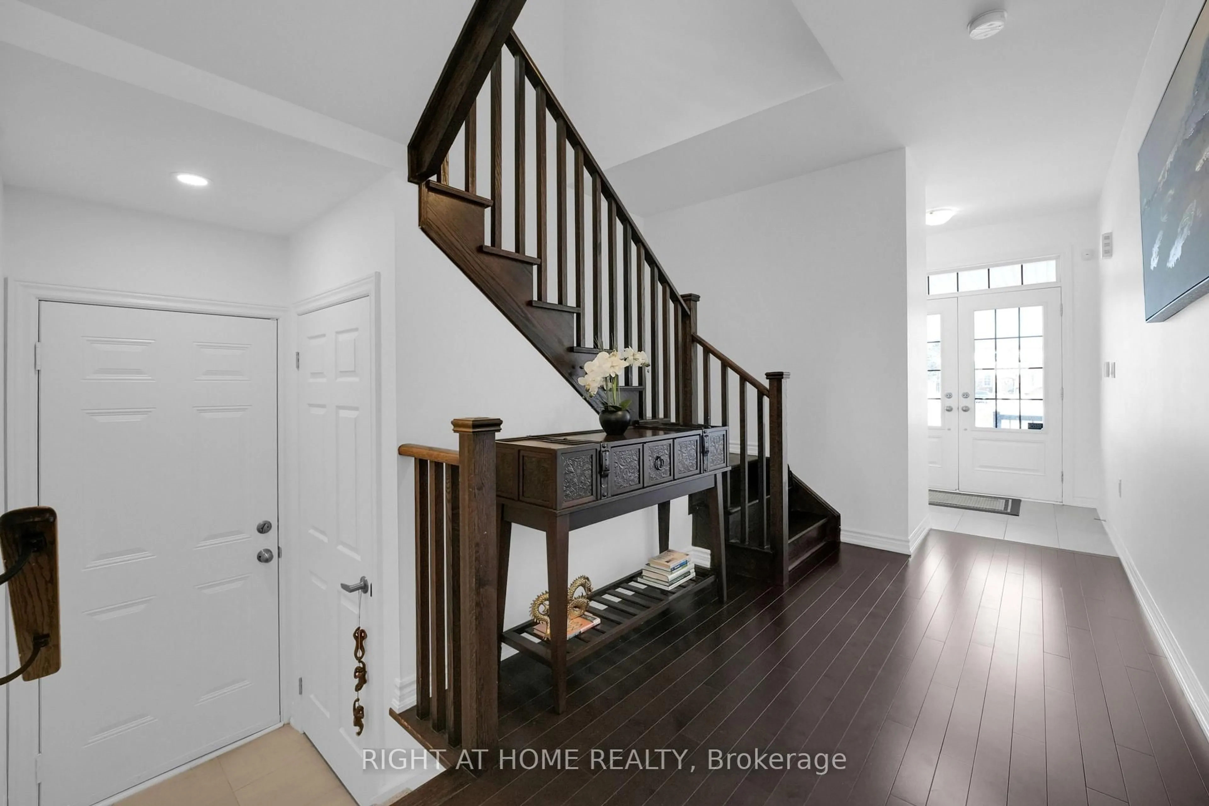 Indoor entryway for 1322 Apollo St, Oshawa Ontario L1K 3E6