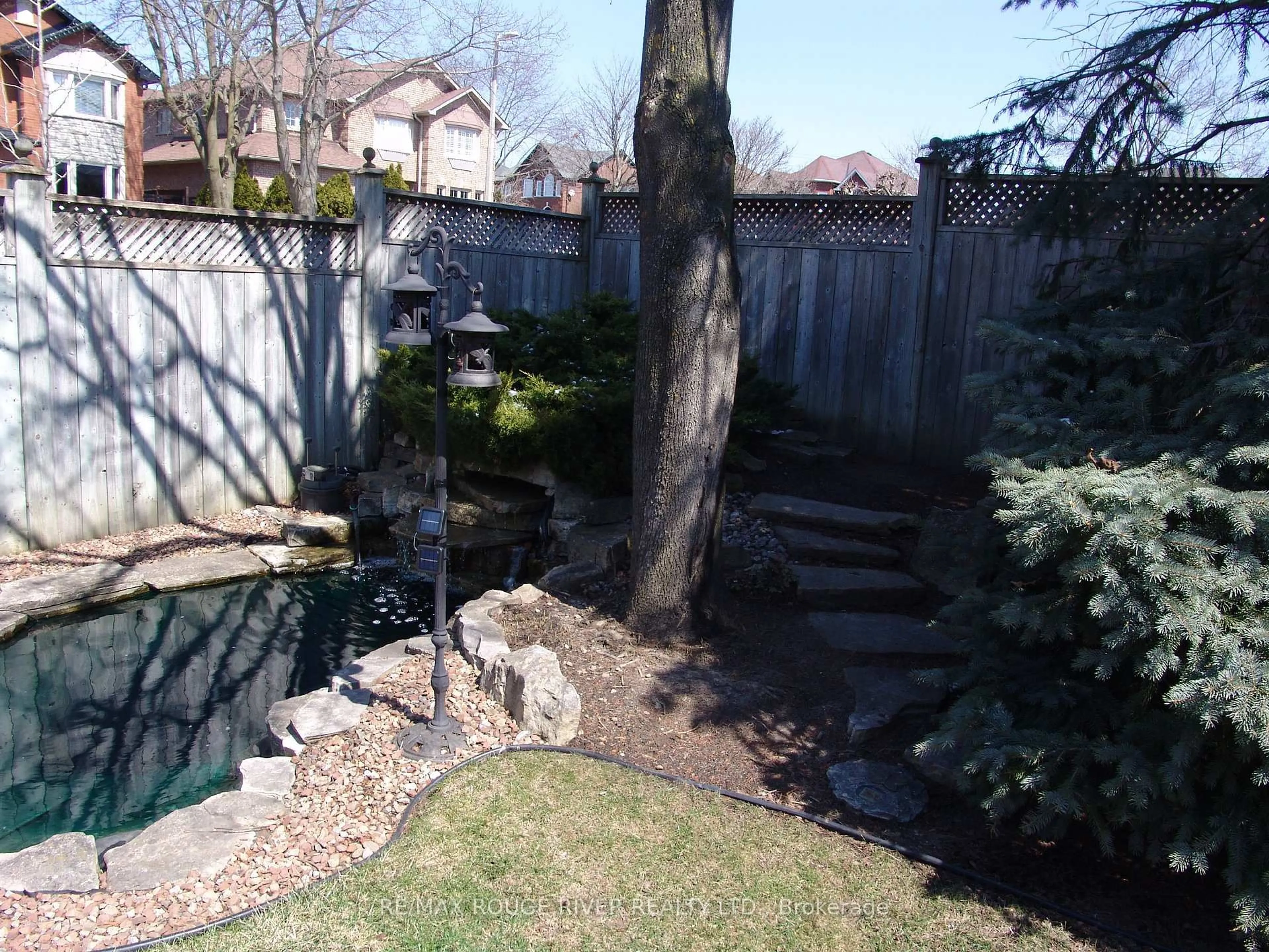A pic from outside/outdoor area/front of a property/back of a property/a pic from drone, unknown for 60 Emmett Pl, Whitby Ontario L1R 2B4