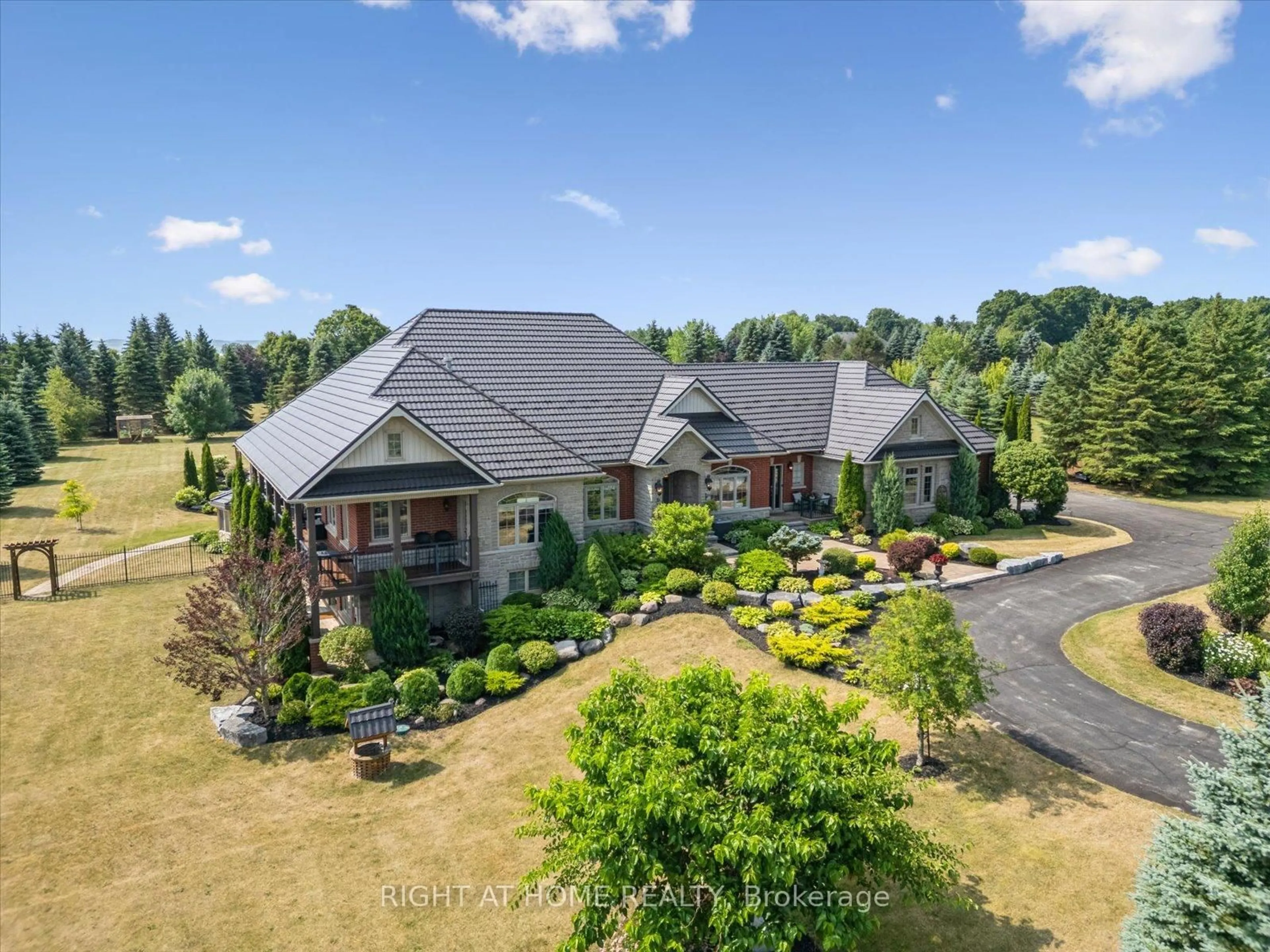 A pic from outside/outdoor area/front of a property/back of a property/a pic from drone, unknown for 7 Clyde Crt, Scugog Ontario L9L 2C9