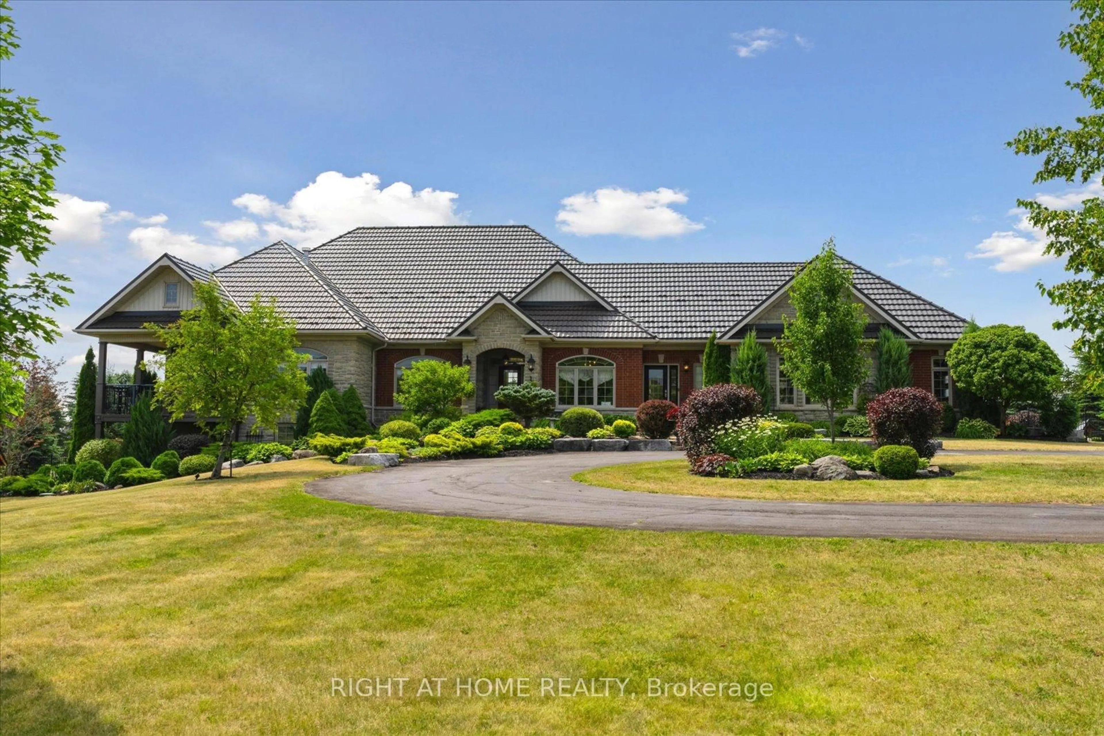 A pic from outside/outdoor area/front of a property/back of a property/a pic from drone, unknown for 7 Clyde Crt, Scugog Ontario L9L 2C9