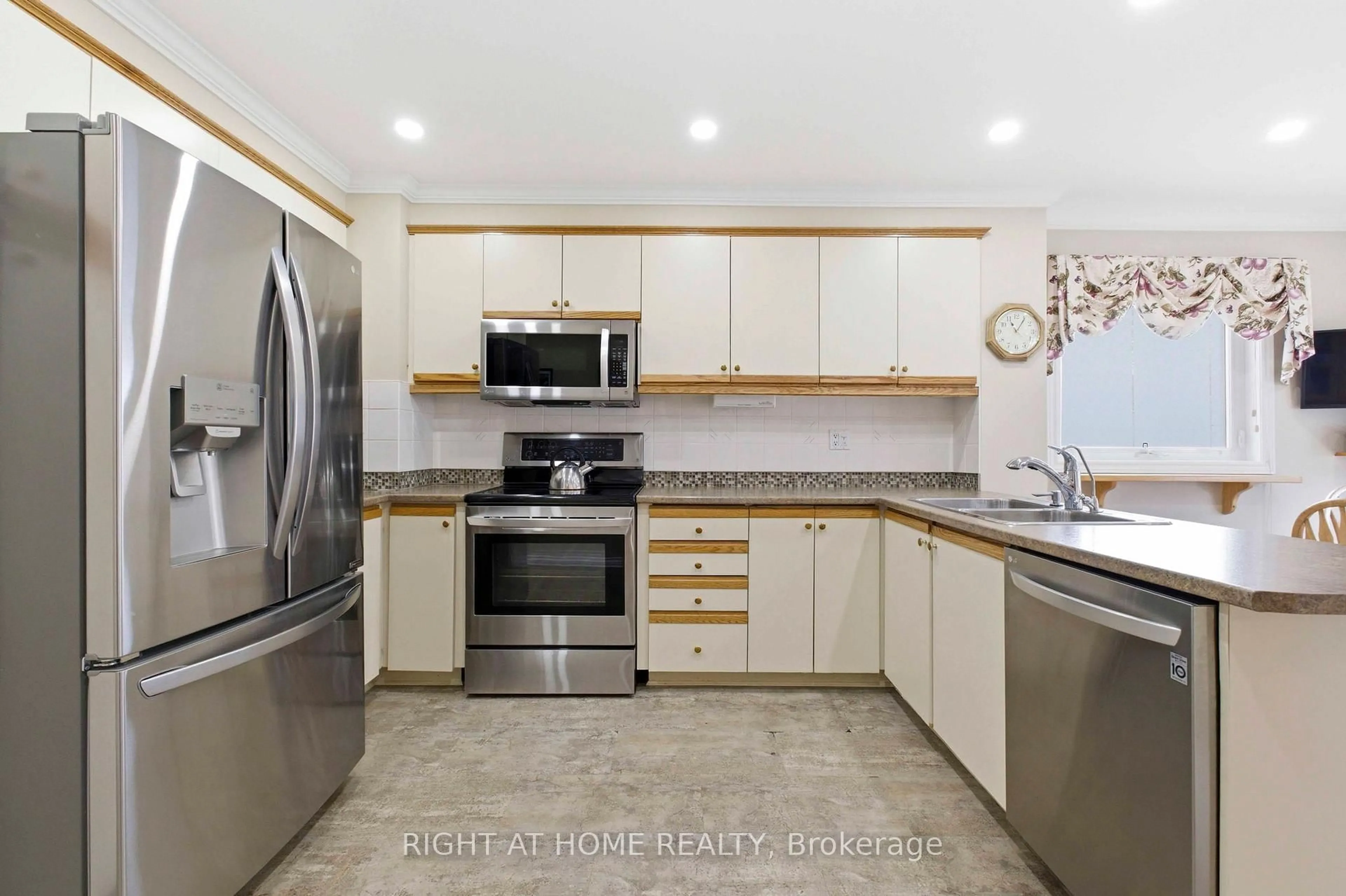 Standard kitchen, ceramic/tile floor for 620 Aspen Rd, Pickering Ontario L1V 3T7